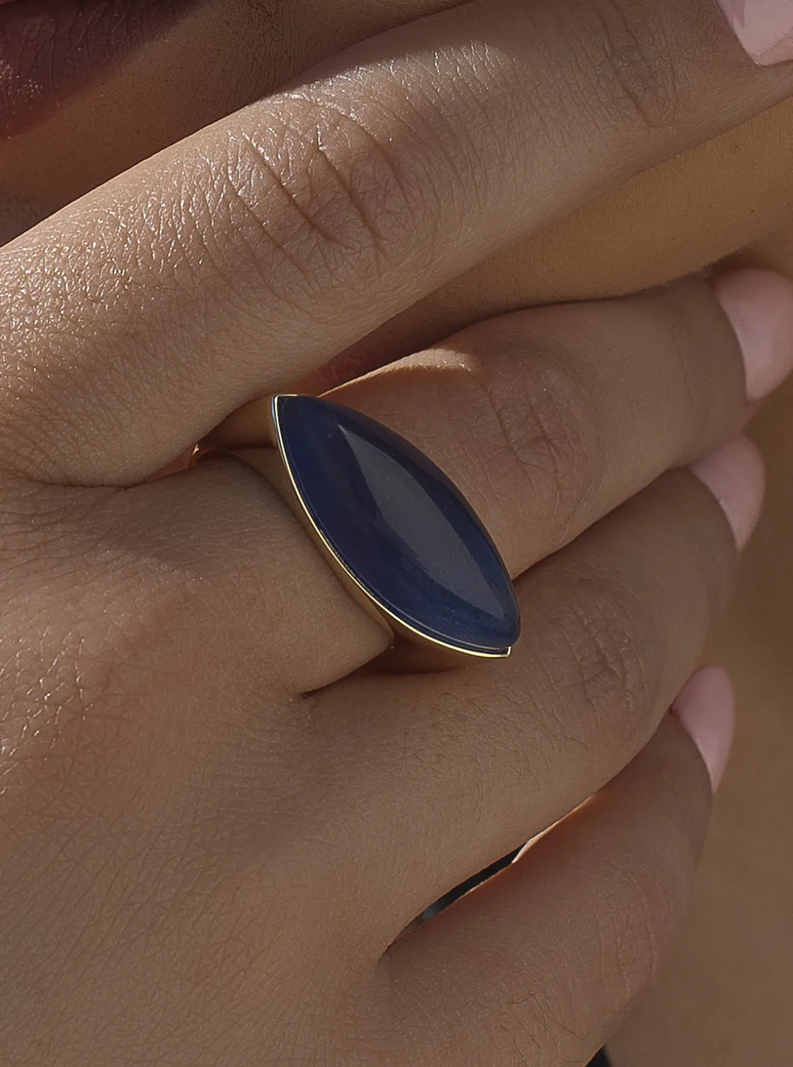 Anillos Con Piedras | Anillos Grandes | LINEARGENT Anillo con piedra zafiro en forma ovalada alargada