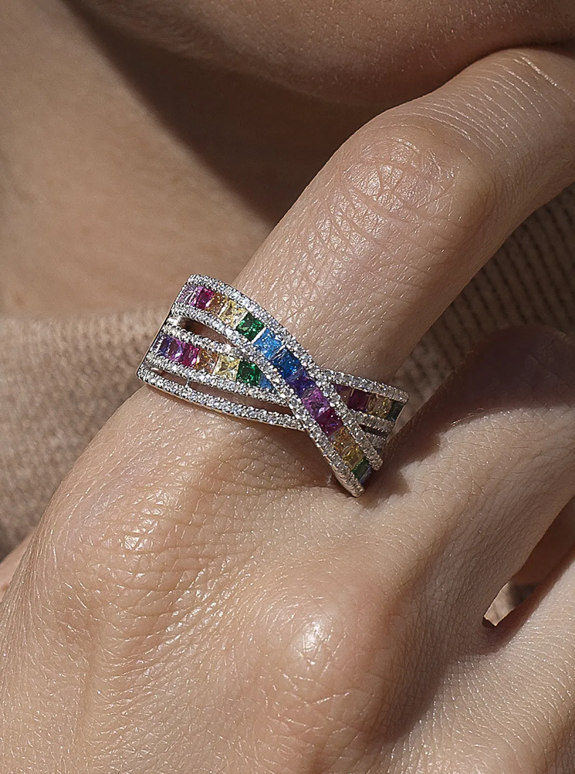 Anillos Especiales | Anillos Con Piedras | LINEARGENT Anillo con piedras diseño raíles cruzados multicolor