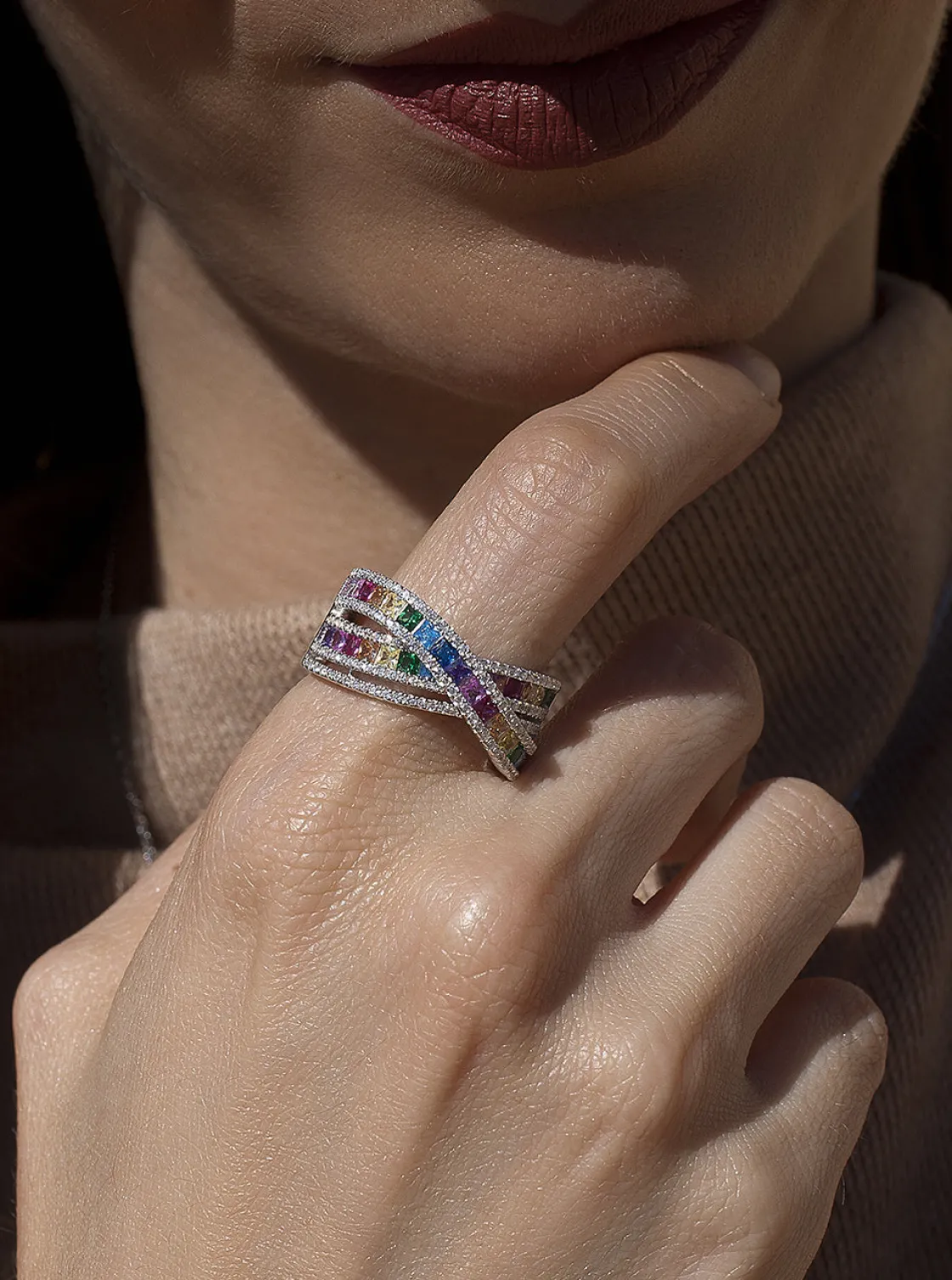 Anillos Especiales | Anillos Con Piedras | LINEARGENT Anillo con piedras diseño raíles cruzados multicolor