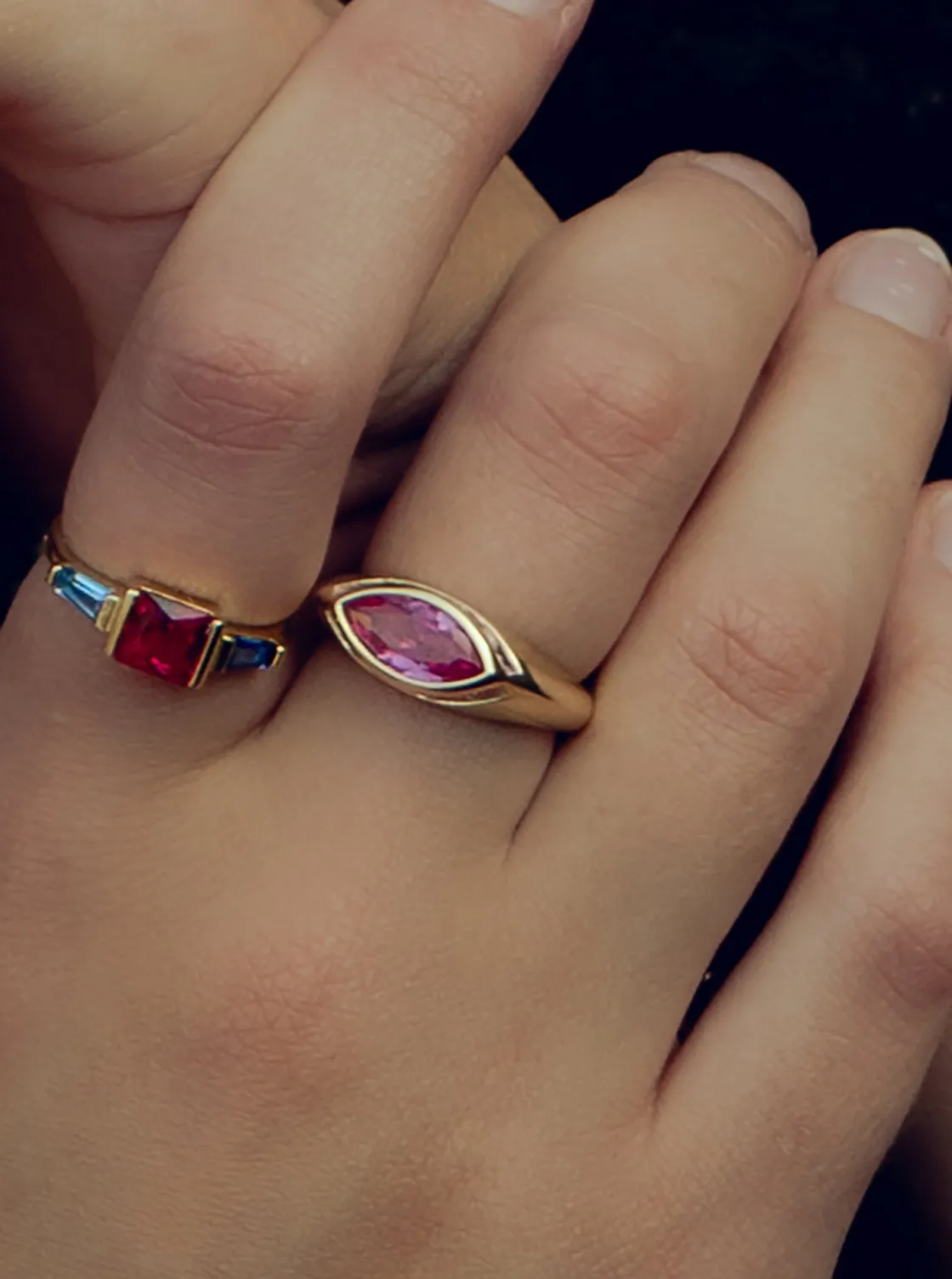 Anillos Dorados | Anillos Pequeños | LINEARGENT Anillo con piedras en forma oval en tono rosa y circonitas