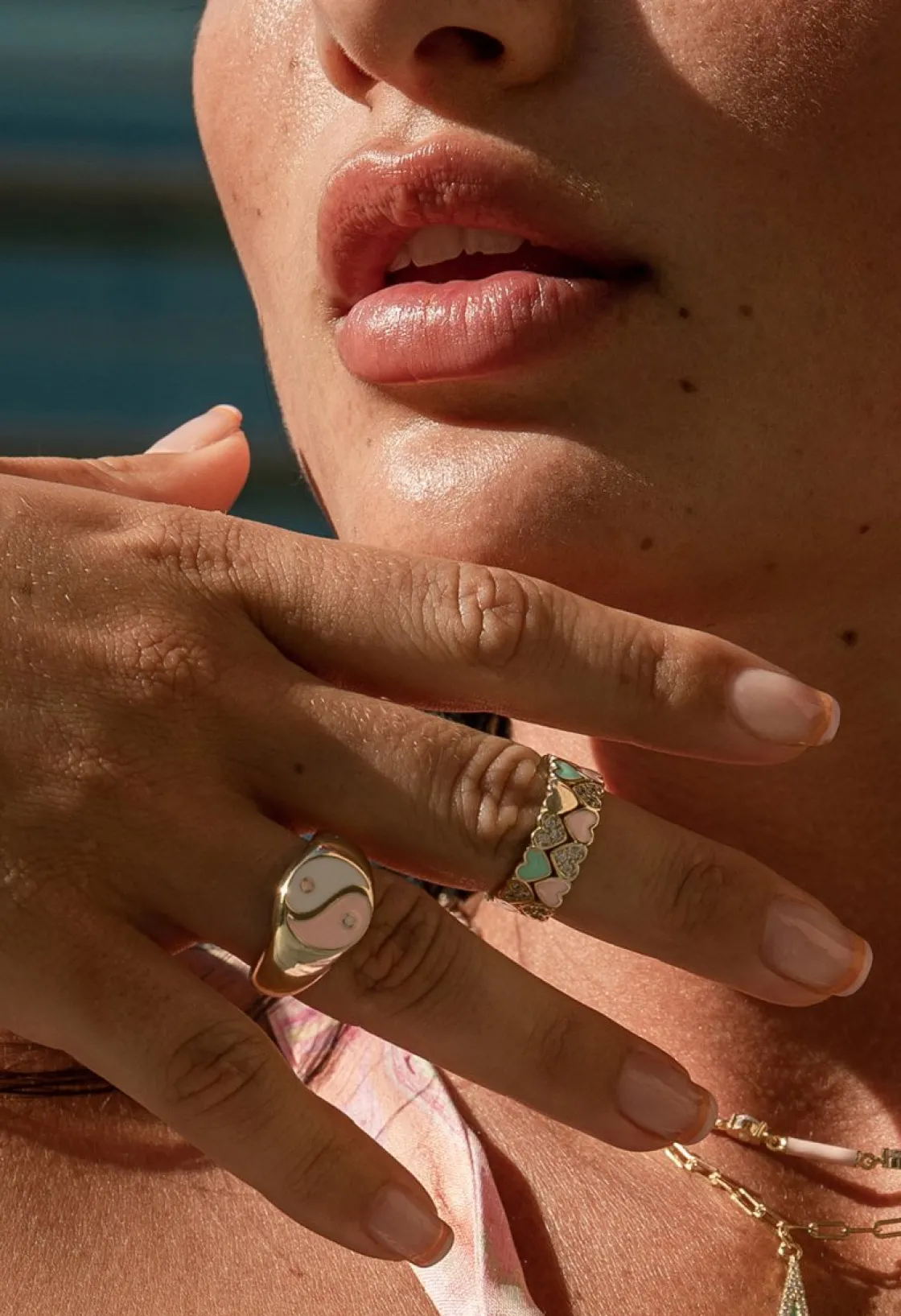 Anillos Finos | LINEARGENT Anillo esmalte diseño de corazones en tono rosa y circonitas