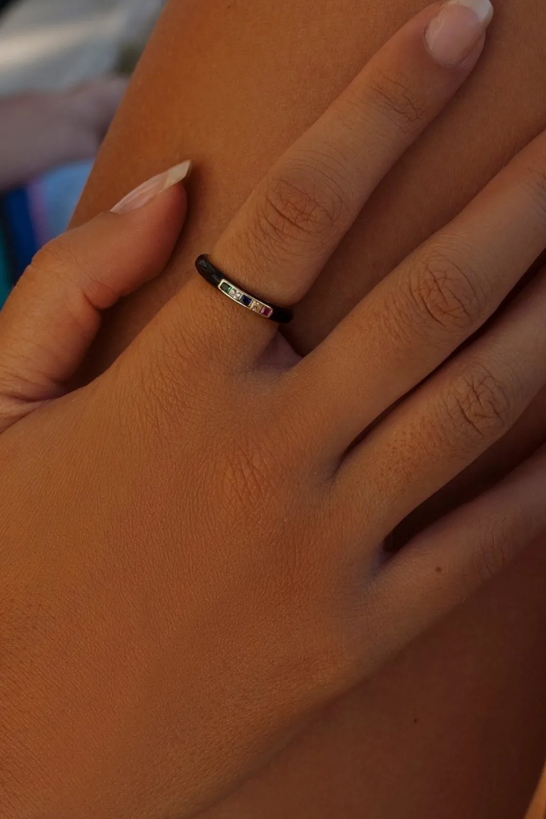 Anillos Pequeños | Anillos Con Piedras | LINEARGENT Anillo esmalte negro diseño cuarzos adamantinos multicolores