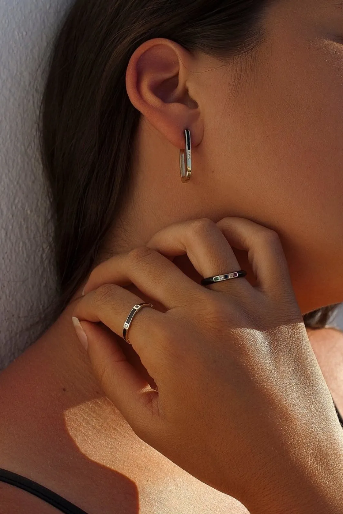 Anillos Pequeños | Anillos Con Piedras | LINEARGENT Anillo esmalte negro diseño cuarzos adamantinos multicolores
