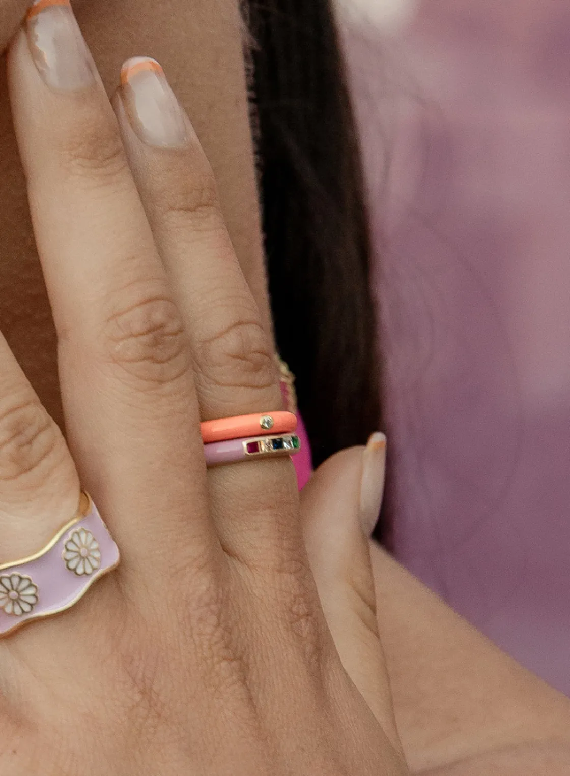 Anillos Pequeños | Anillos Con Piedras | LINEARGENT Anillo esmalte violeta diseño cuarzos adamantinos multicolores