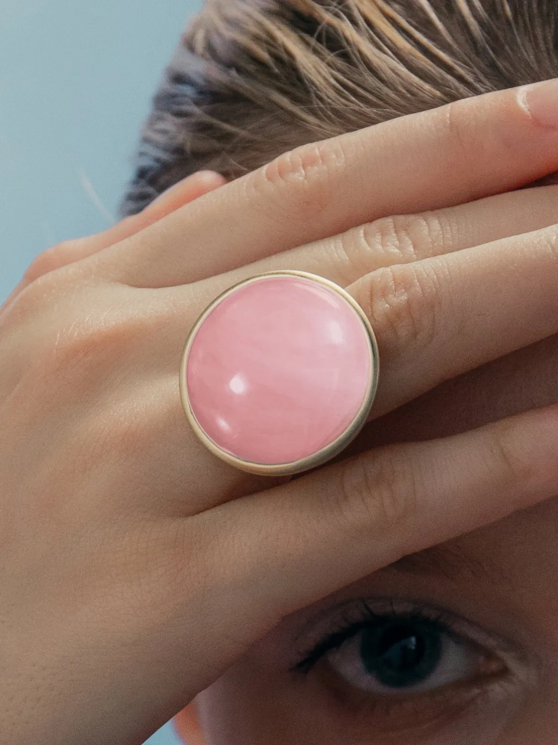Anillos Dorados | Anillos Con Piedras | LINEARGENT Anillo grande de plata bañada en oro y quarzo rosa