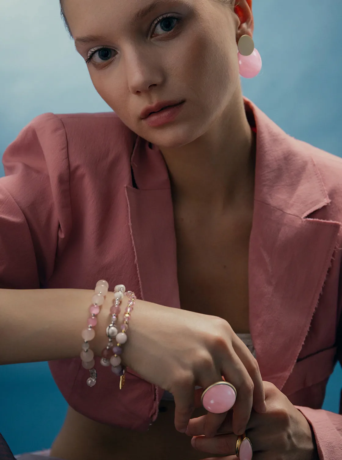 Anillos Dorados | Anillos Con Piedras | LINEARGENT Anillo grande de plata bañada en oro y quarzo rosa