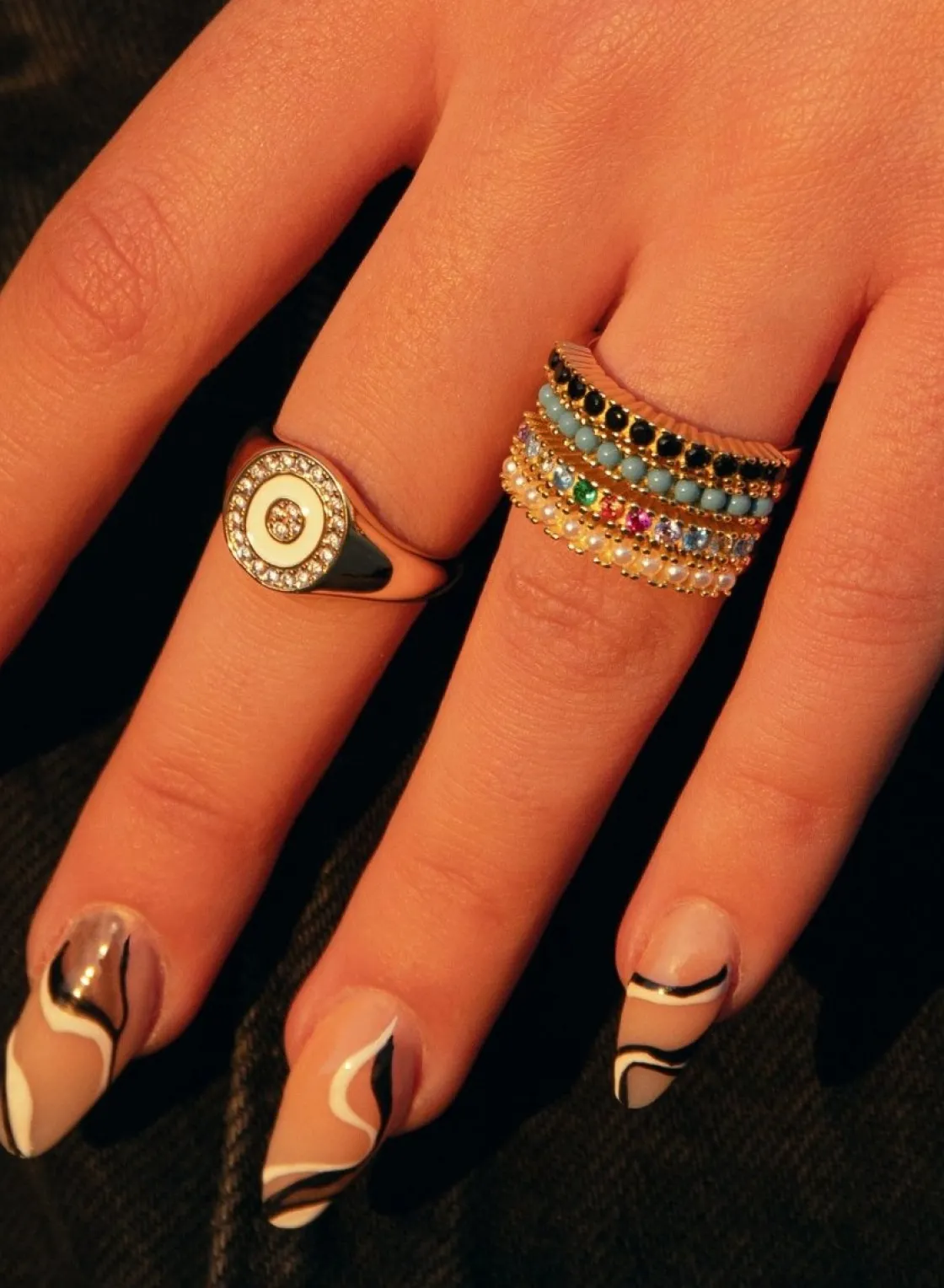 Anillos Dorados | Anillo Sello | LINEARGENT Anillo sello diseño circular esmalte blanco con circonitas