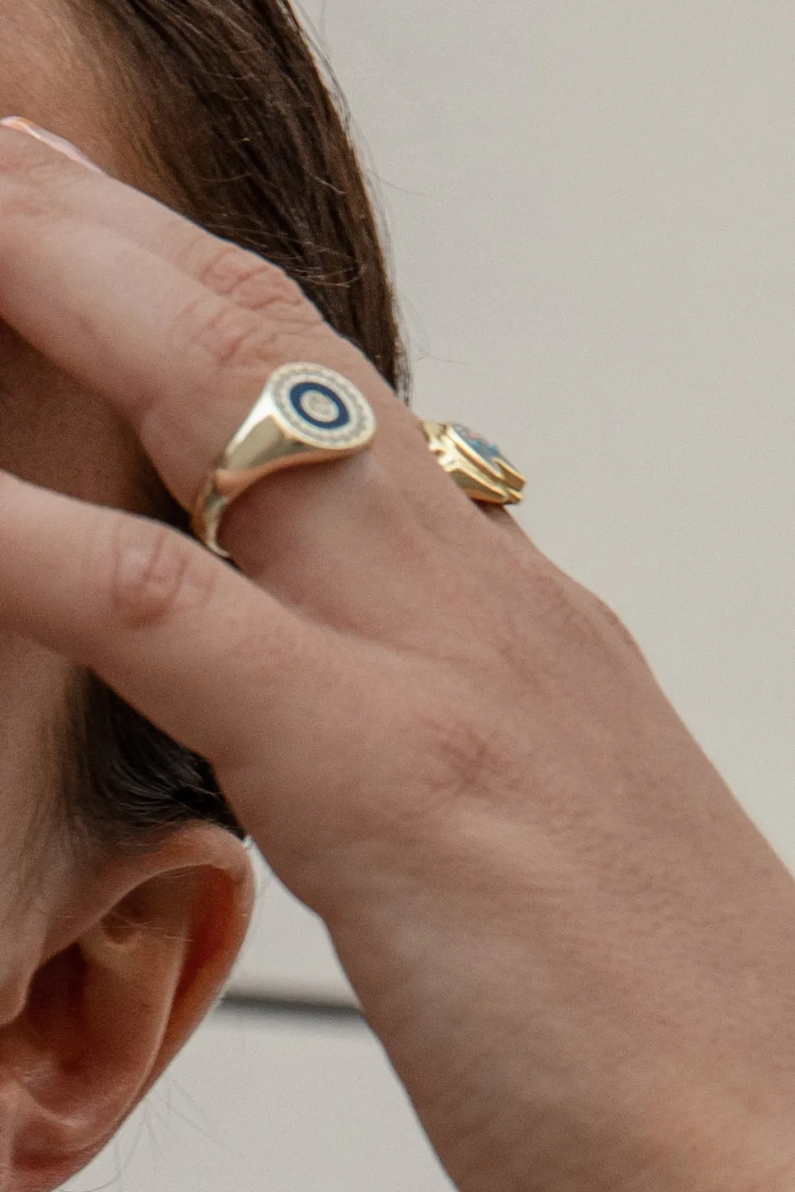 Anillos Dorados | Anillo Sello | LINEARGENT Anillo sello diseño circular esmalte negro con circonitas