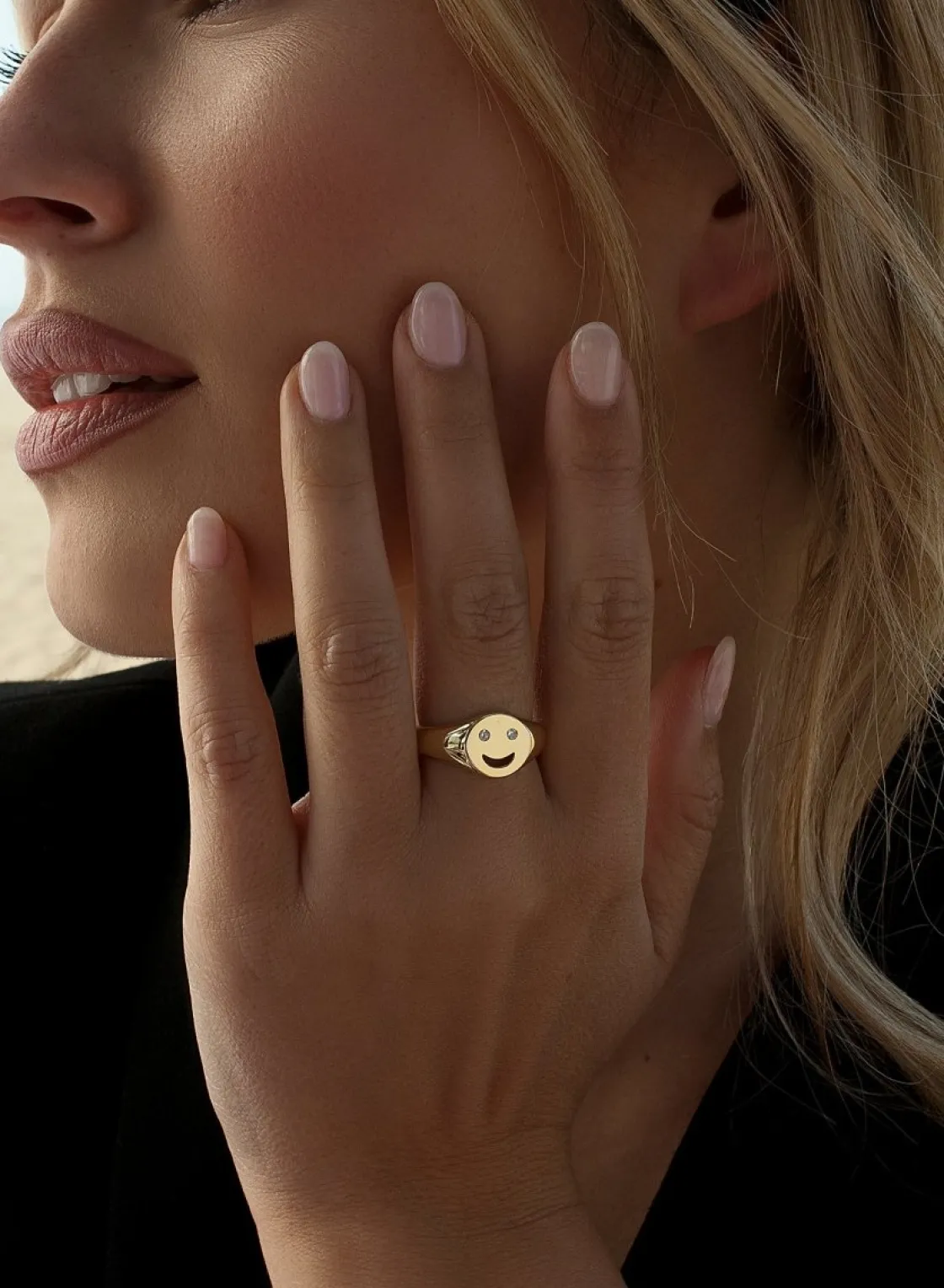 Anillo Sello | LINEARGENT Anillo sello diseño smile con circonitas y baño de oro