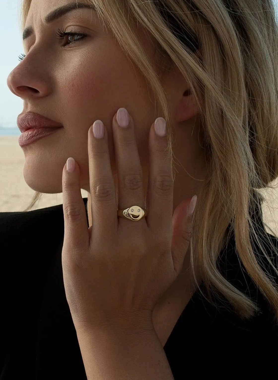 Anillo Sello | LINEARGENT Anillo sello diseño smile con circonitas y baño de oro