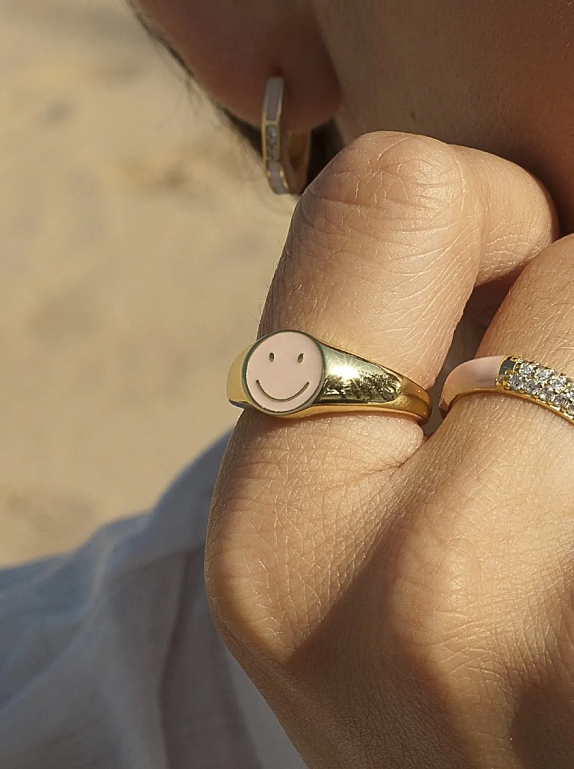 Anillos Dorados | Anillo Sello | LINEARGENT Anillo sello diseño smile con esmalte y baño de oro