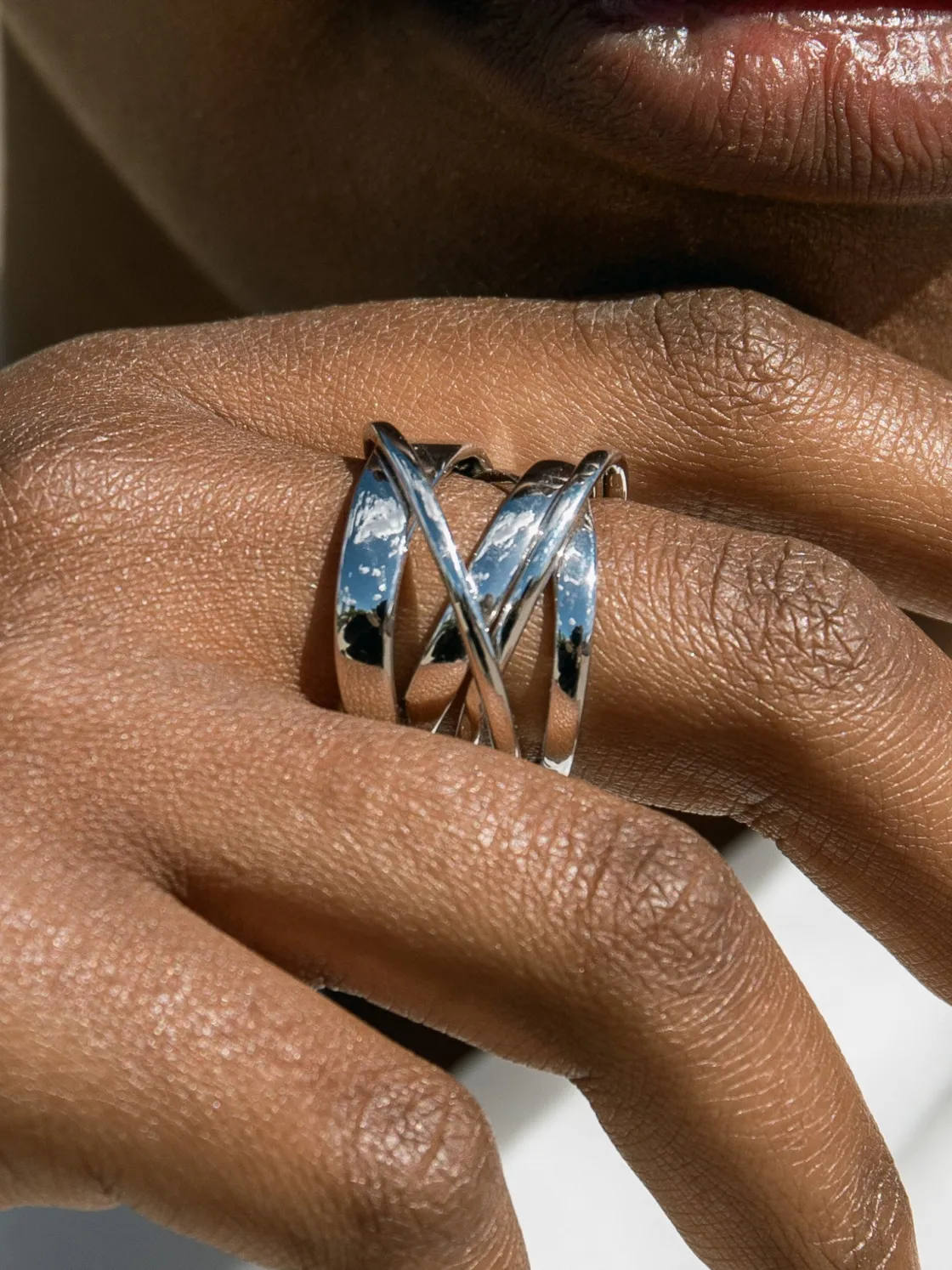 Anillos Anchos | Anillos Grandes | LINEARGENT Anillos anchos diseño raíles finos y gruesos irregulares