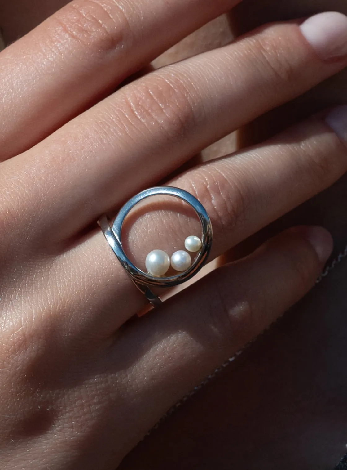 Anillos Con Perlas | LINEARGENT Anillos con perlas de plata diseño circular entrelazado