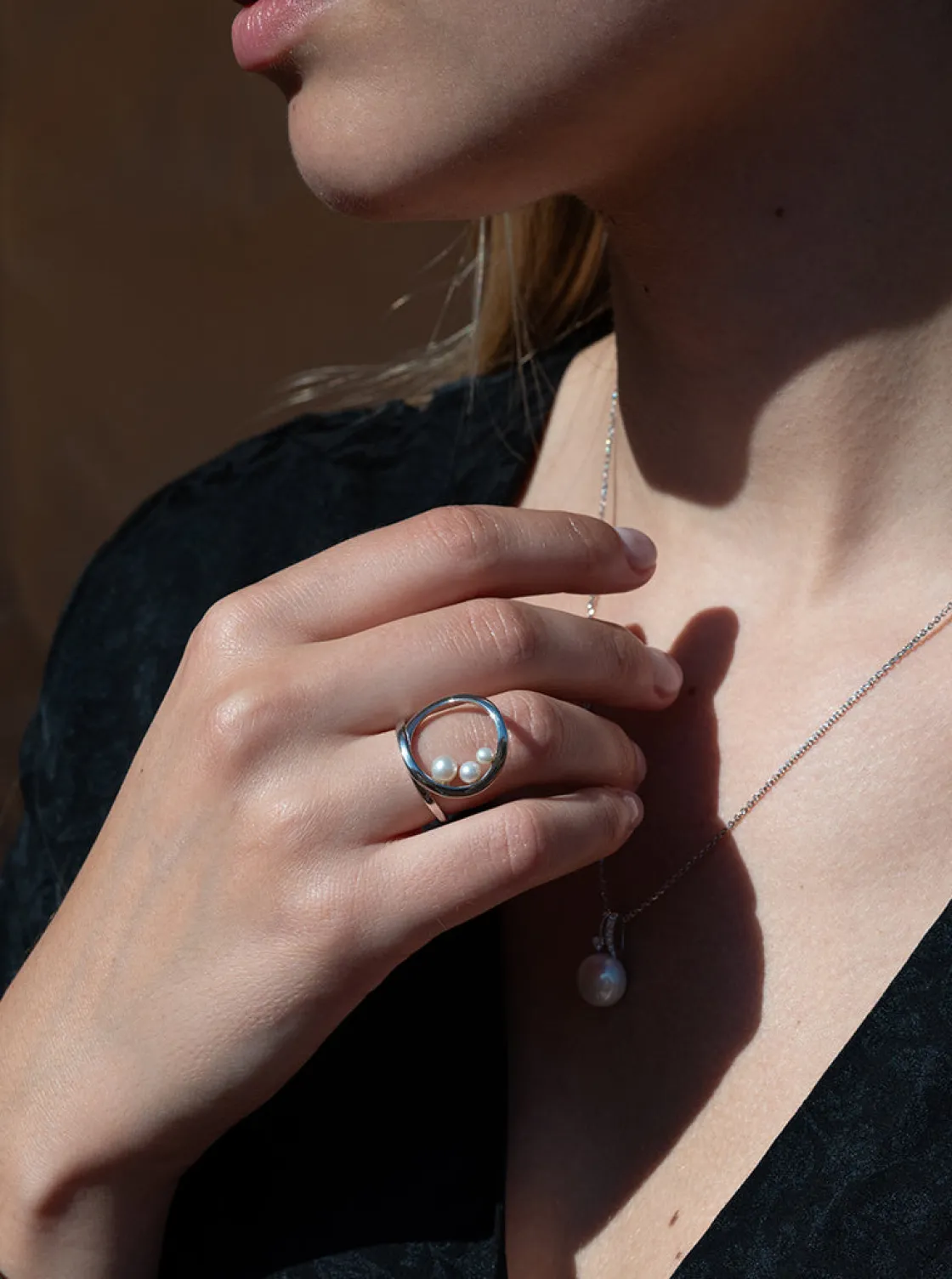 Anillos Con Perlas | LINEARGENT Anillos con perlas de plata diseño circular entrelazado