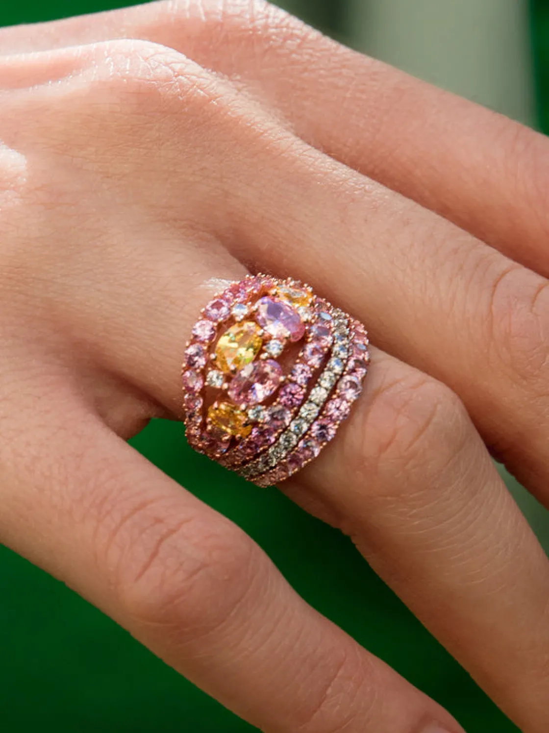 Anillos De Diseño | Anillos Con Piedras | LINEARGENT Anillos con piedras de cuatro carriles en tono rosa