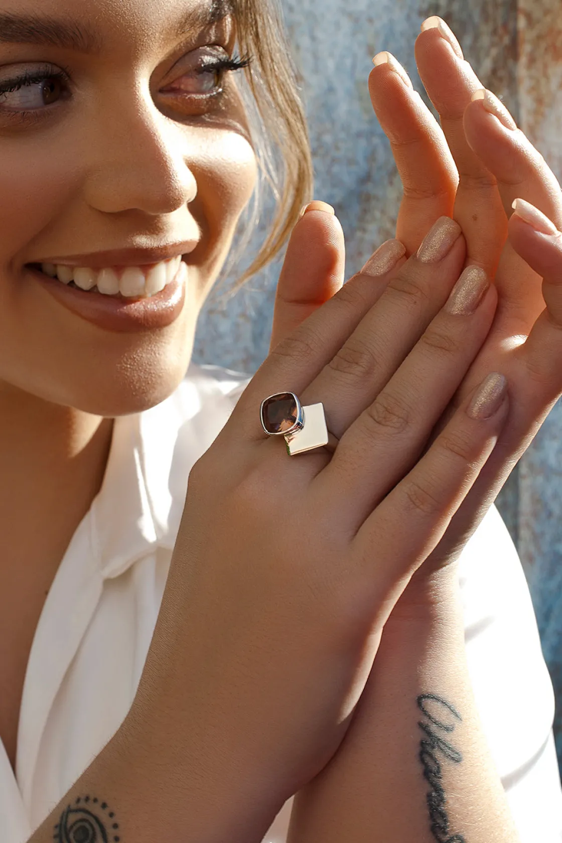 Anillos Con Piedras | Anillos Grandes | LINEARGENT Anillos con piedras en tono bronce y motivo de plata lisa