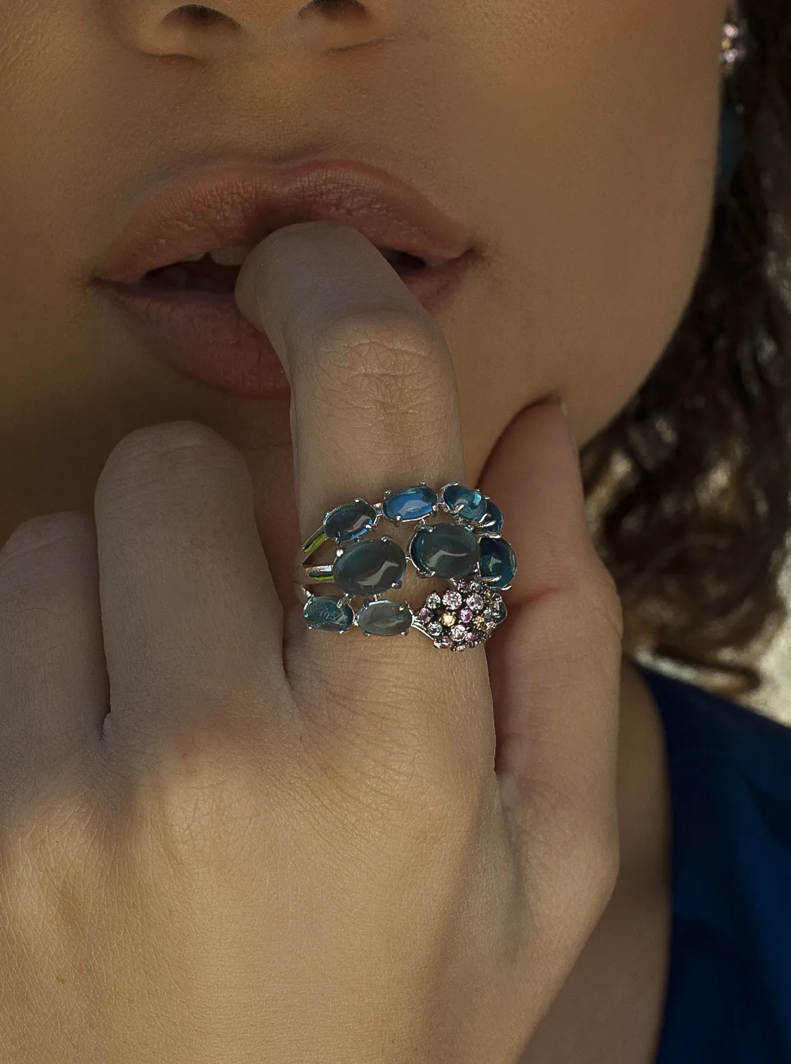 Anillos Con Piedras | Anillos Grandes | LINEARGENT Anillos con piedras en tono navyblue y circonitas de colores
