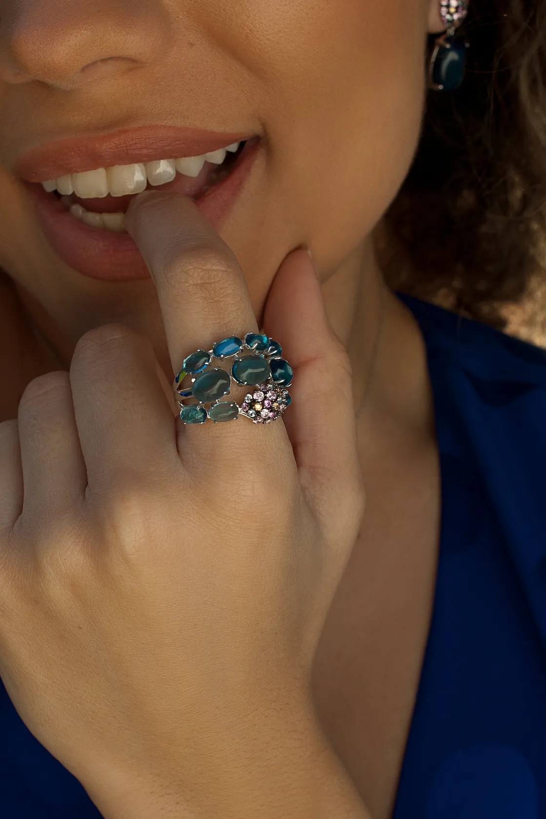 Anillos Con Piedras | Anillos Grandes | LINEARGENT Anillos con piedras en tono navyblue y circonitas de colores