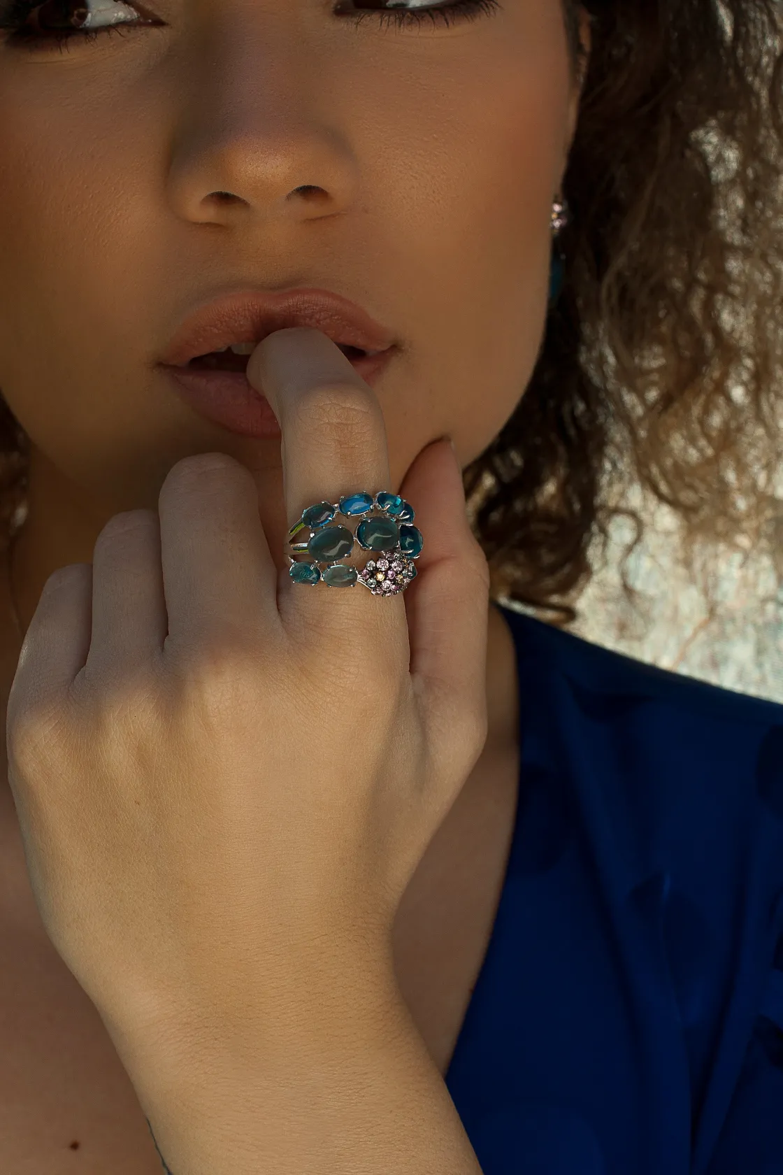 Anillos Con Piedras | Anillos Grandes | LINEARGENT Anillos con piedras en tono navyblue y circonitas de colores