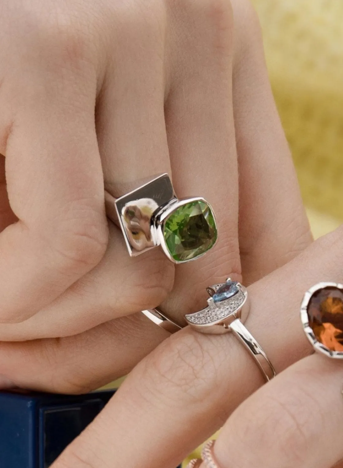 Anillos Con Piedras | Anillos Grandes | LINEARGENT Anillos con piedras en tono verde y motivo de plata lisa