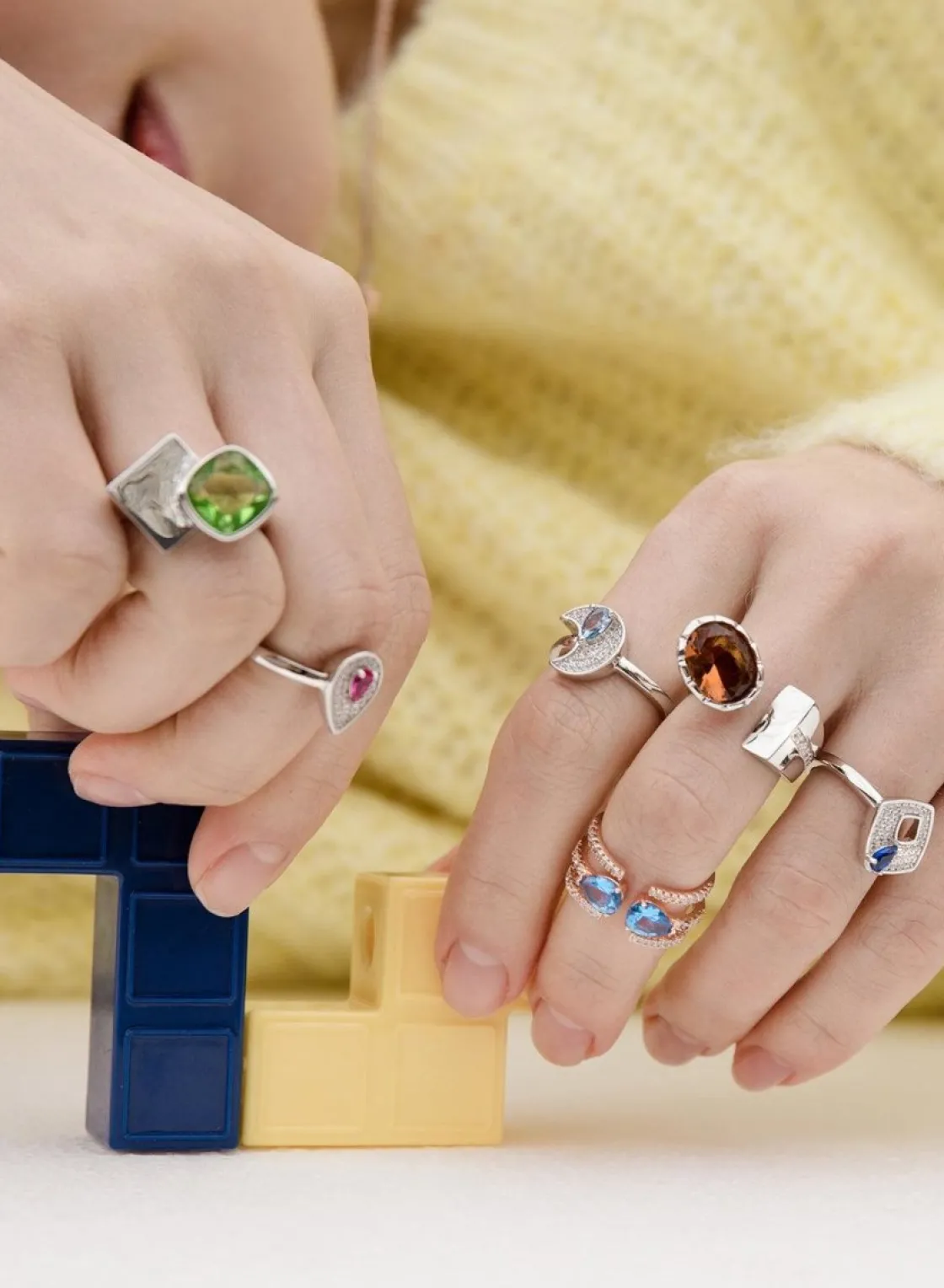 Anillos Con Piedras | Anillos Grandes | LINEARGENT Anillos con piedras en tono verde y motivo de plata lisa