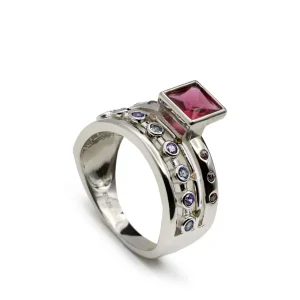 Anillos Con Piedras | LINEARGENT Anillos con piedras motivo central cuadrado tono fucsia