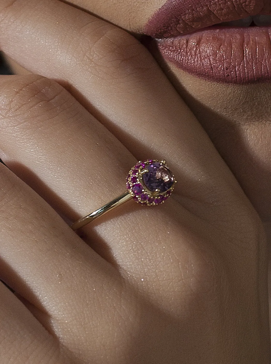 Anillos Dorados | Anillos Con Piedras | LINEARGENT Anillos con piedras motivo central en tonos violeta y rosados
