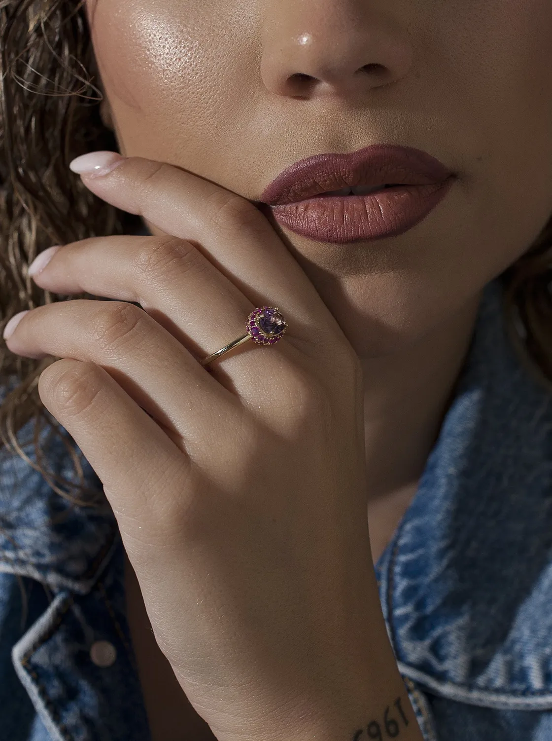 Anillos Dorados | Anillos Con Piedras | LINEARGENT Anillos con piedras motivo central en tonos violeta y rosados