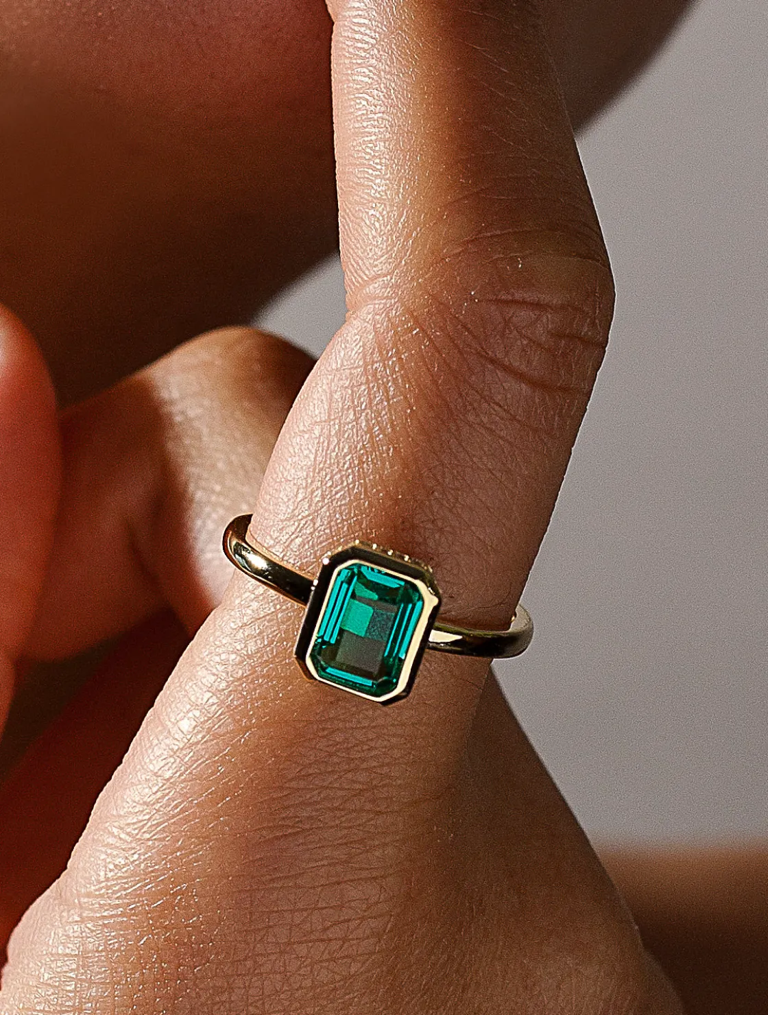 Anillos Especiales | Anillos Dorados | LINEARGENT Anillos con piedras talla esmeralda tono aventurine y circonitas