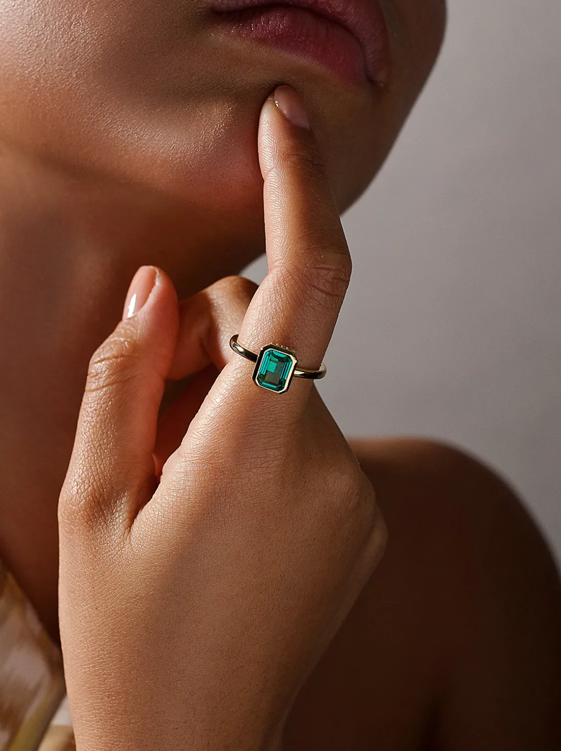 Anillos Especiales | Anillos Dorados | LINEARGENT Anillos con piedras talla esmeralda tono aventurine y circonitas
