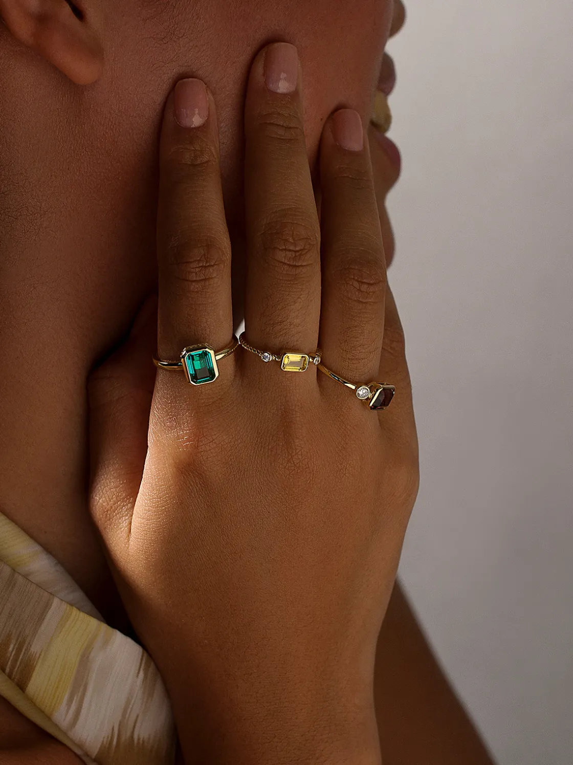 Anillos Especiales | Anillos Dorados | LINEARGENT Anillos con piedras talla esmeralda tono aventurine y circonitas