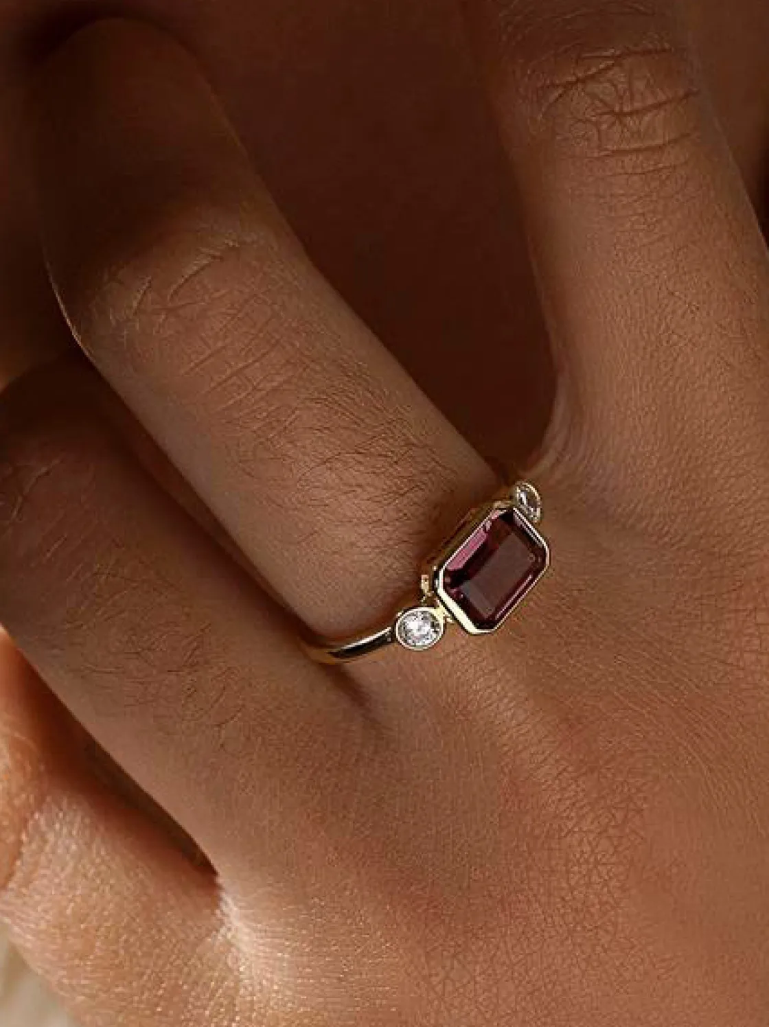 Anillos Especiales | Anillos Dorados | LINEARGENT Anillos con piedras talla esmeranda tono fucsia y dos circonitas