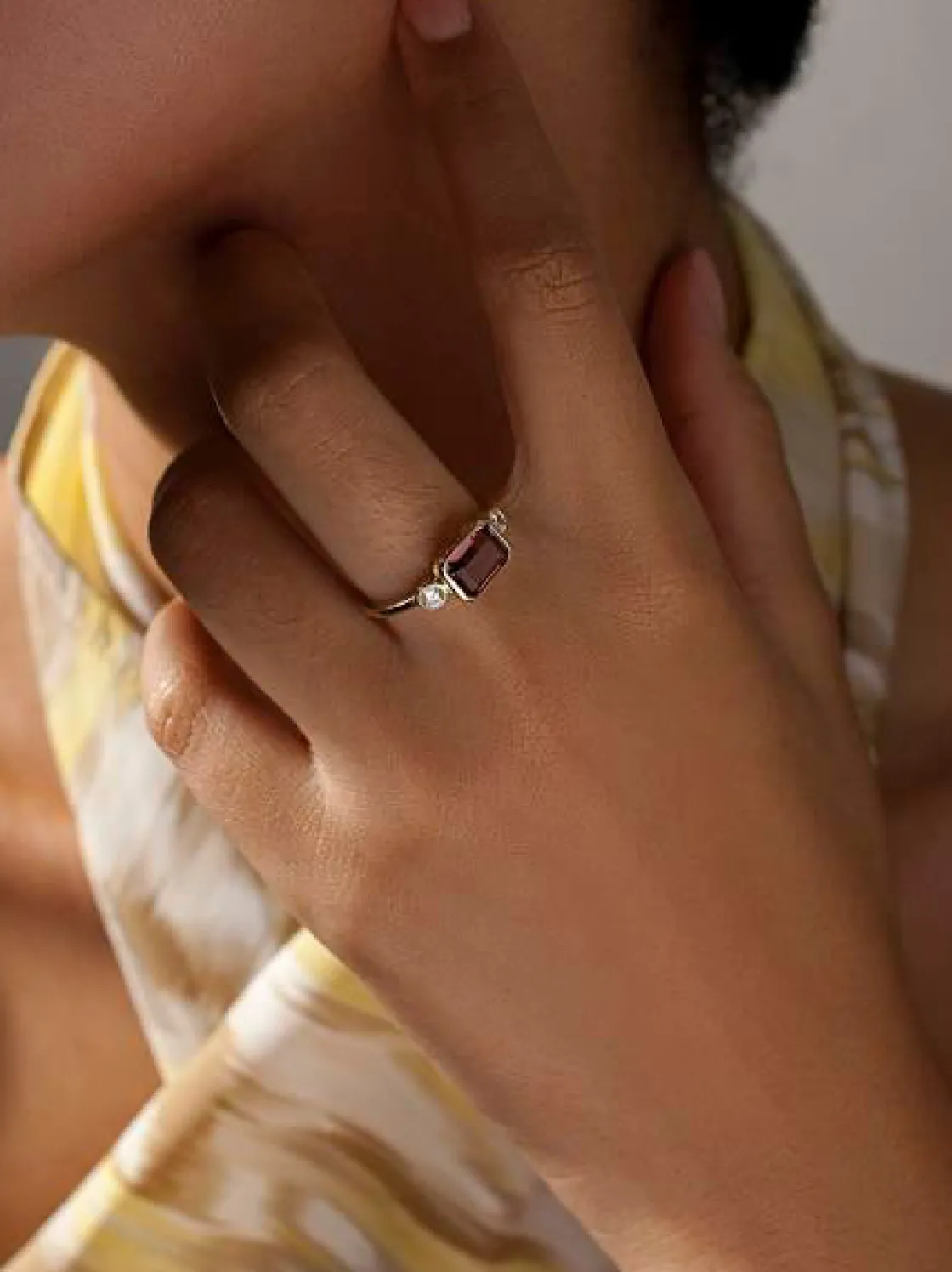 Anillos Especiales | Anillos Dorados | LINEARGENT Anillos con piedras talla esmeranda tono fucsia y dos circonitas