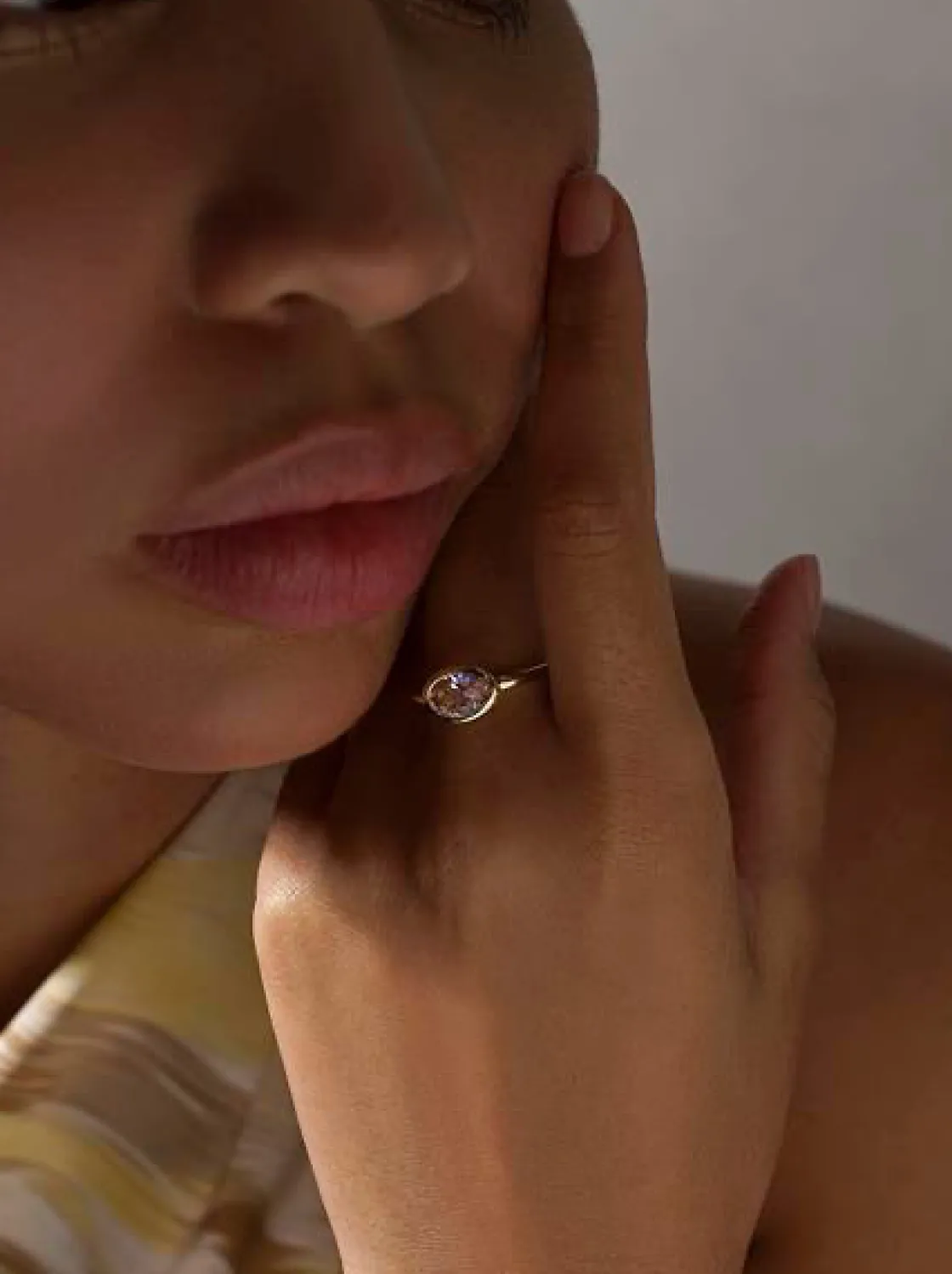 Anillos Especiales | Anillos Dorados | LINEARGENT Anillos con piedras talla oval tono rosa y circonitas