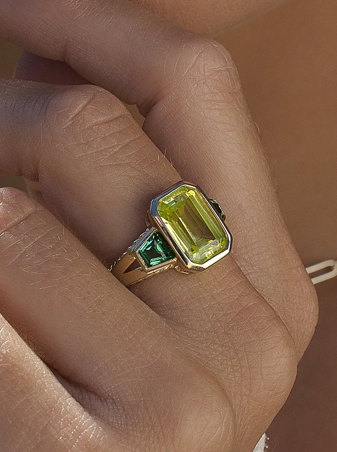 Anillos Dorados | Anillos Con Piedras | LINEARGENT Anillos con piedras talla radiante en tono lima