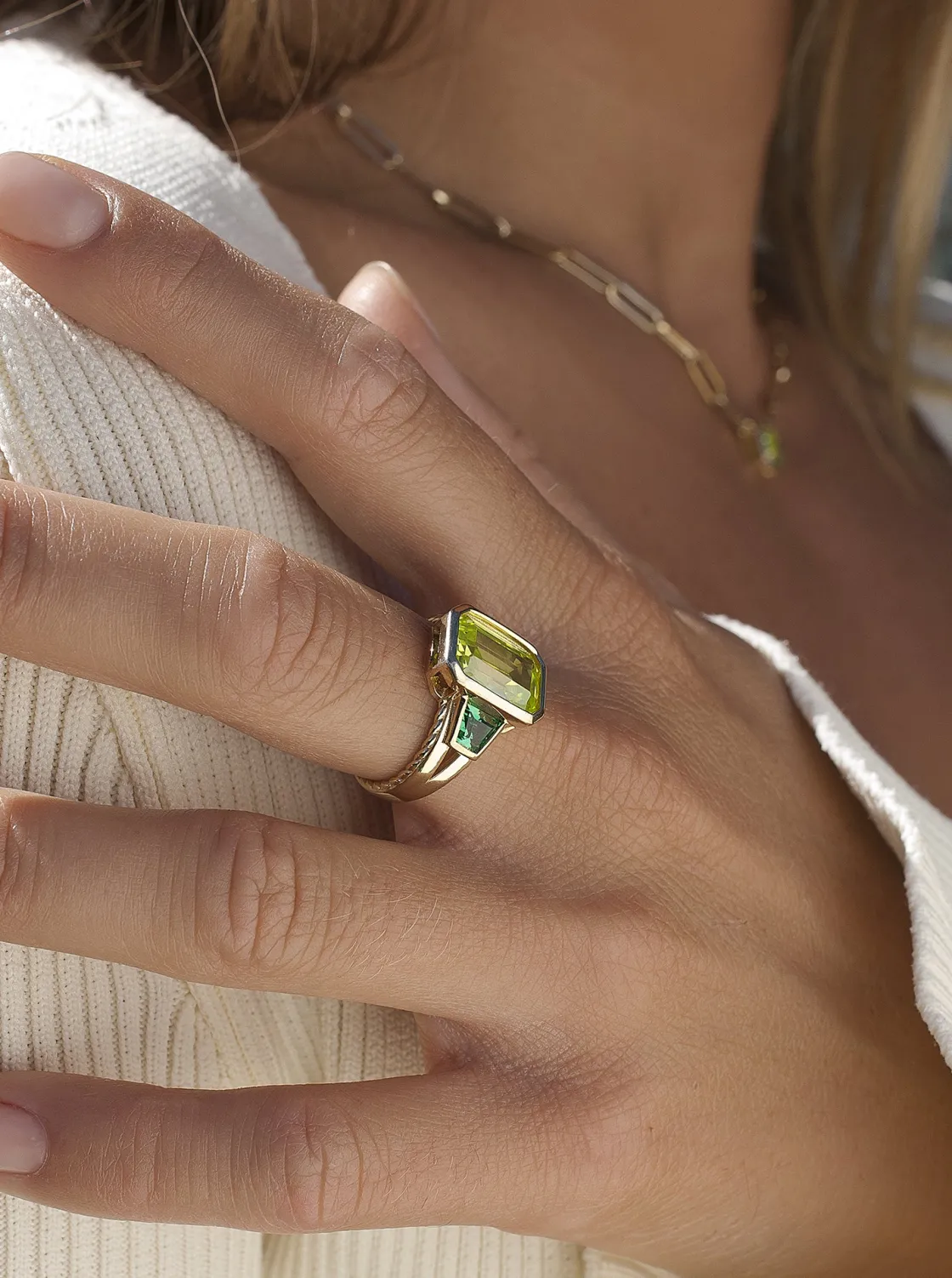 Anillos Dorados | Anillos Con Piedras | LINEARGENT Anillos con piedras talla radiante en tono lima