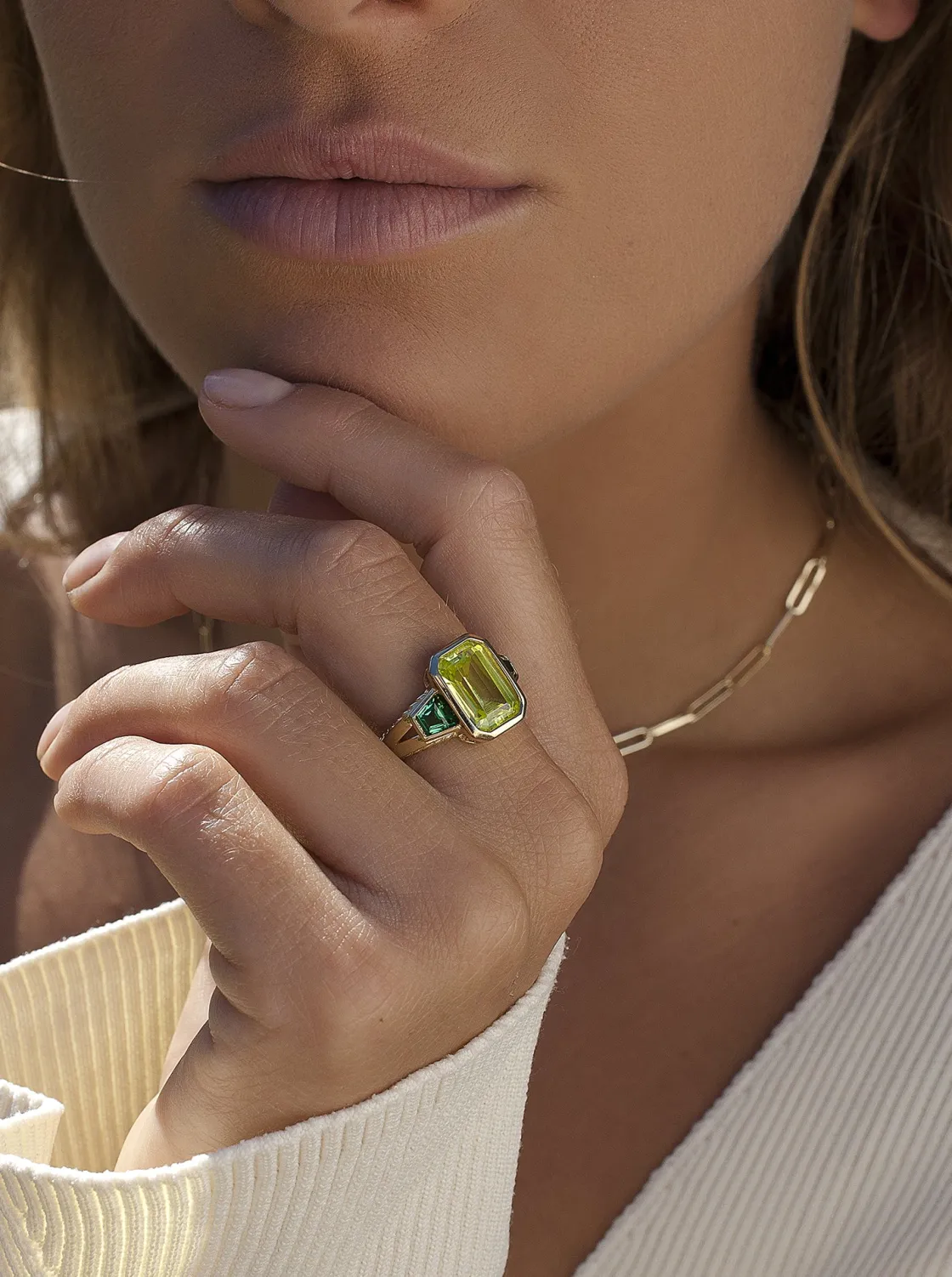 Anillos Dorados | Anillos Con Piedras | LINEARGENT Anillos con piedras talla radiante en tono lima