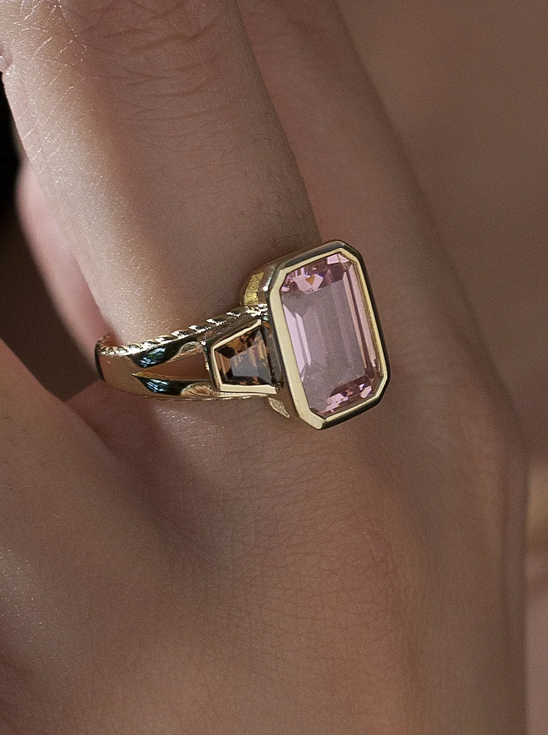 Anillos Dorados | Anillos Con Piedras | LINEARGENT Anillos con piedras talla radiante en tono rosado