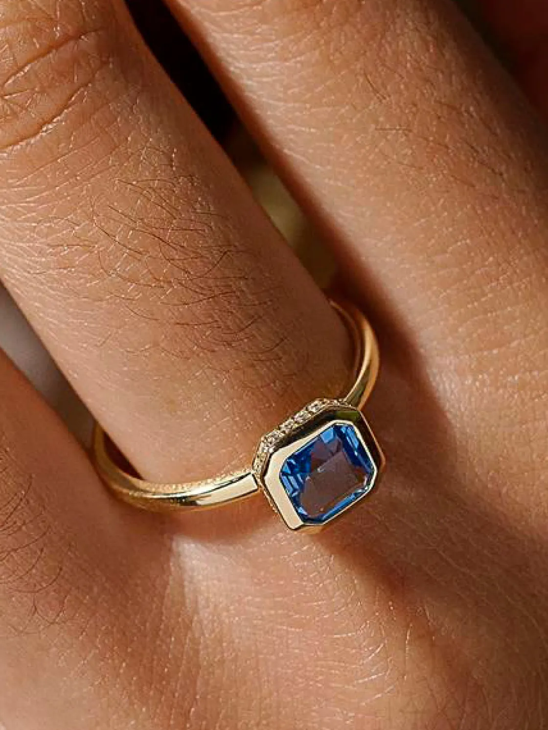 Anillos Dorados | Anillos Pequeños | LINEARGENT Anillos con piedras talla radiante tono zafiro y circonitas