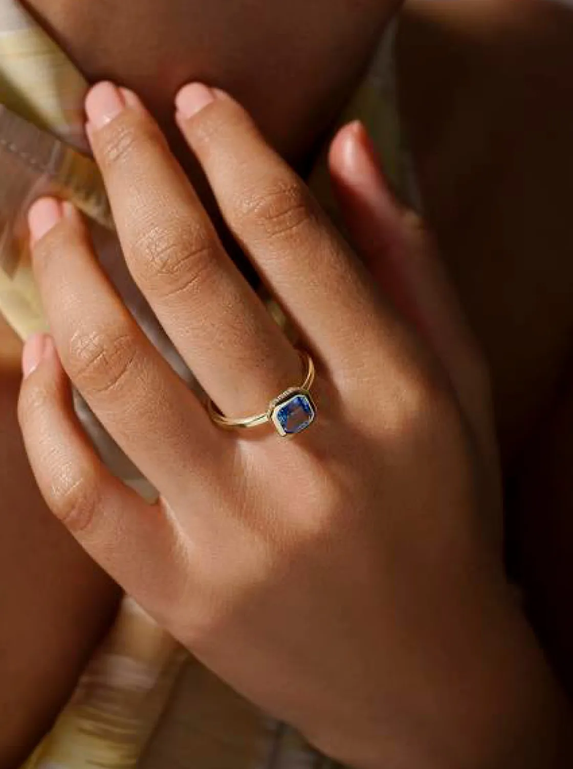 Anillos Dorados | Anillos Pequeños | LINEARGENT Anillos con piedras talla radiante tono zafiro y circonitas