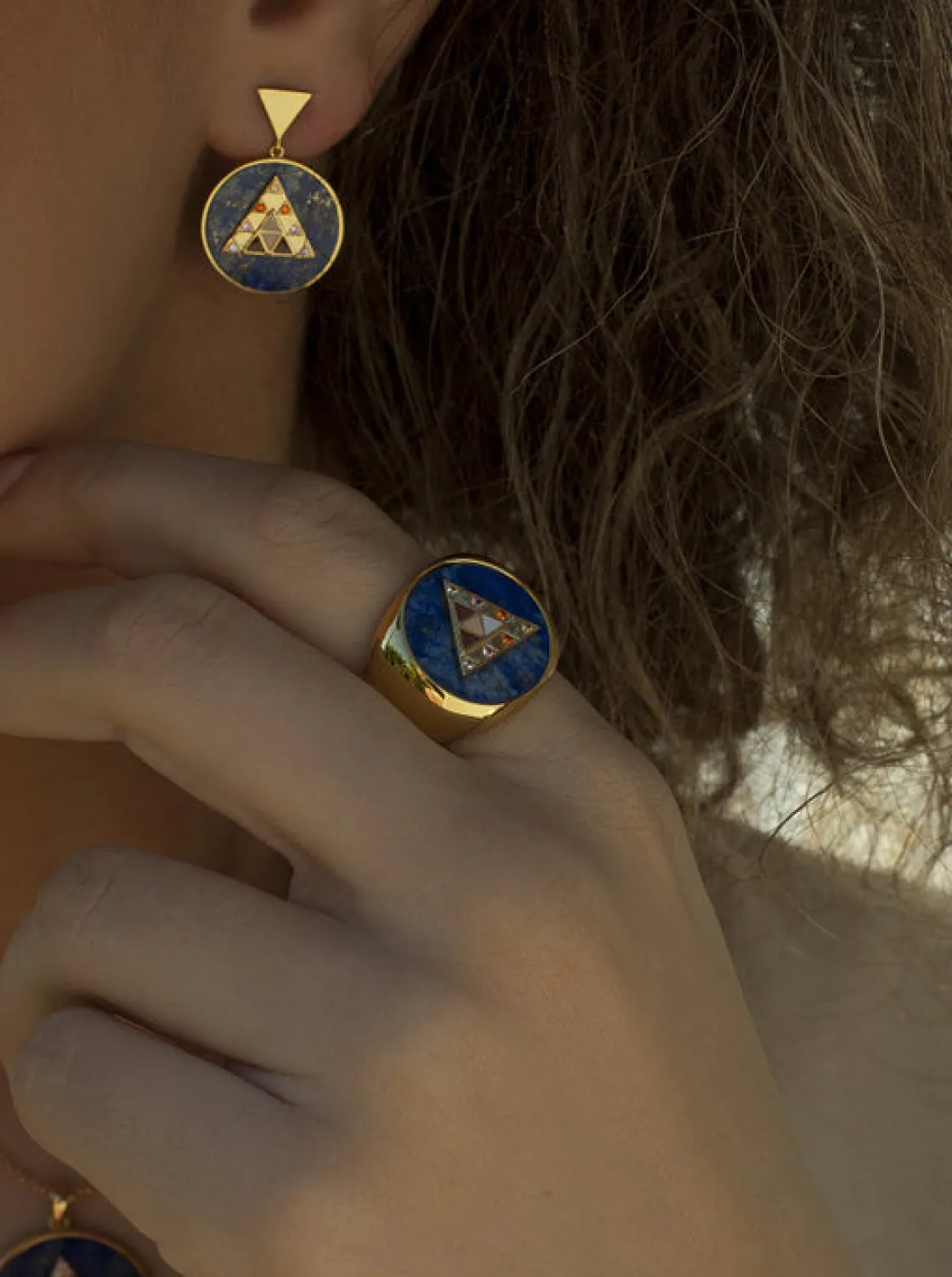 Anillos Con Piedras | Anillos Grandes | LINEARGENT Anillos con piedras y malachite diseño motivo de pirámide con circonitas
