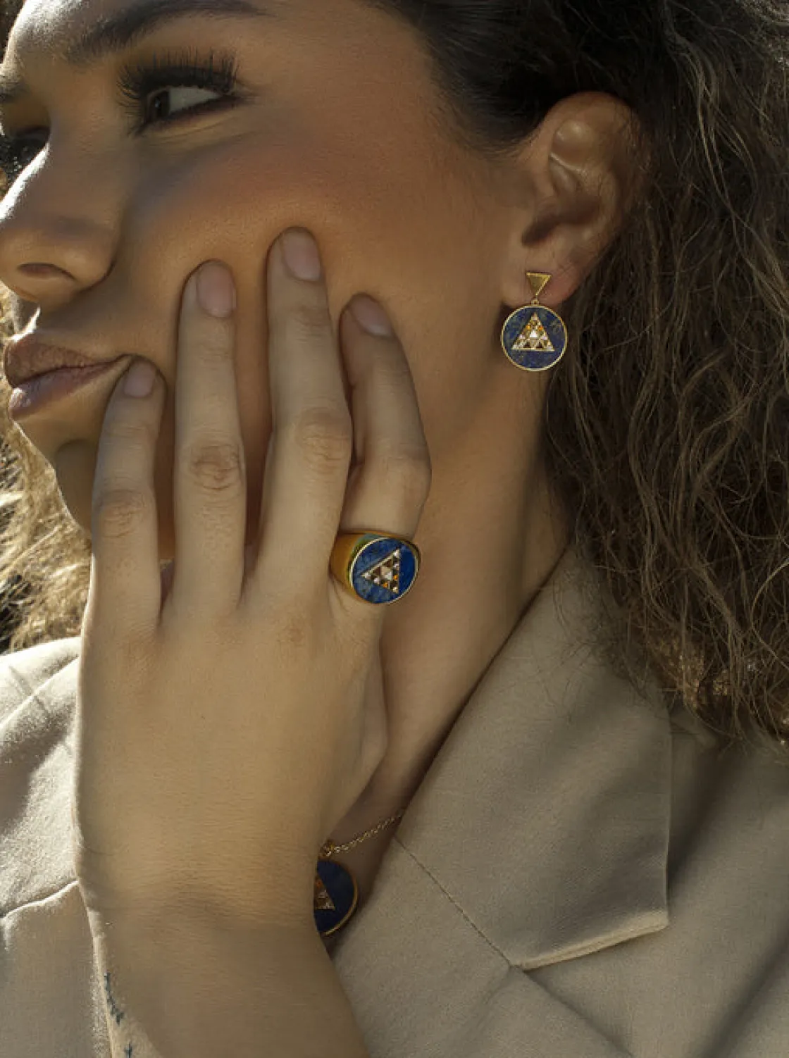 Anillos Con Piedras | Anillos Grandes | LINEARGENT Anillos con piedras y malachite diseño motivo de pirámide con circonitas