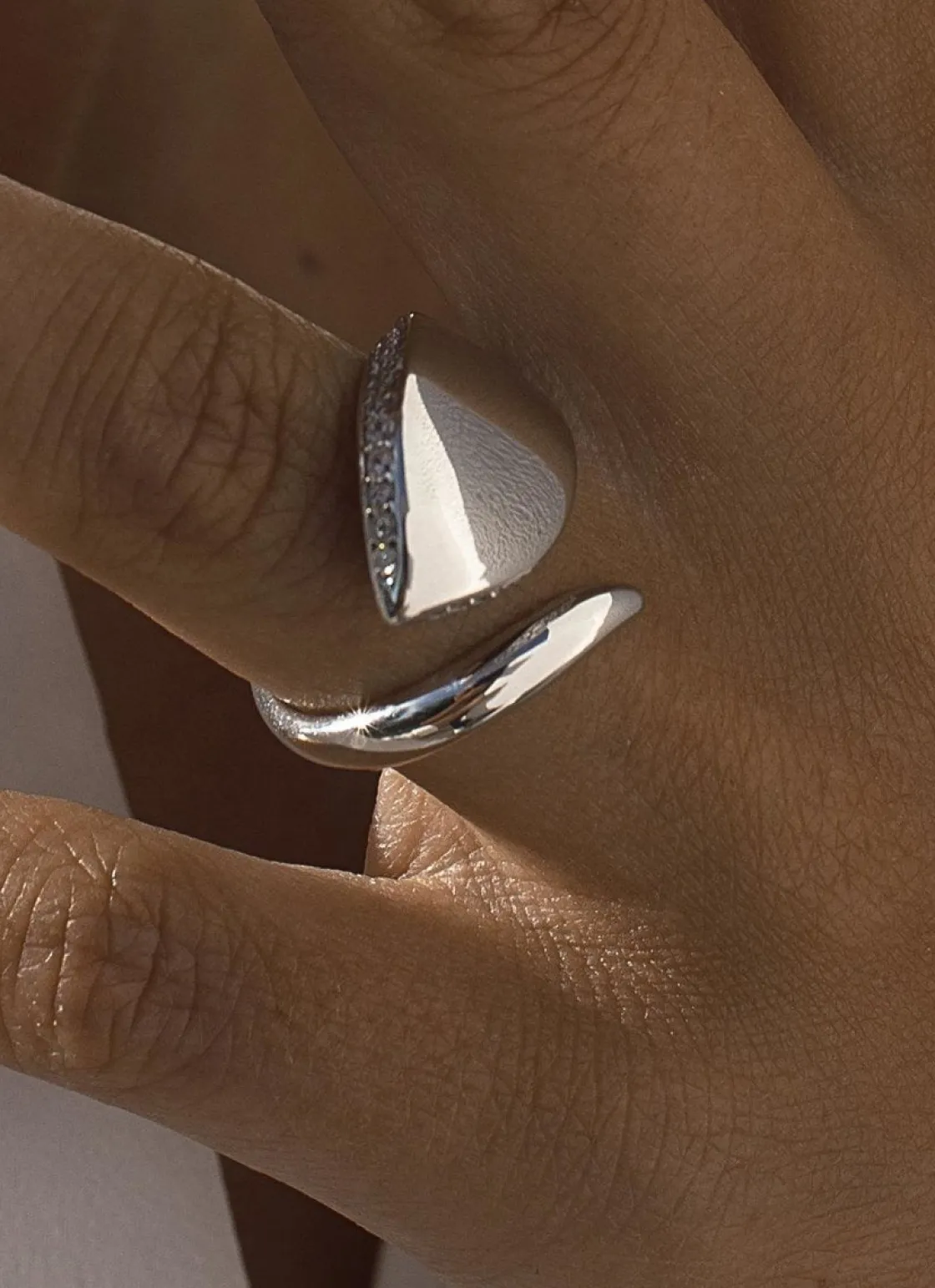 Anillos De Diseño | Anillos Grandes | LINEARGENT Anillos de diseño estilo oversize con carril de circonitas
