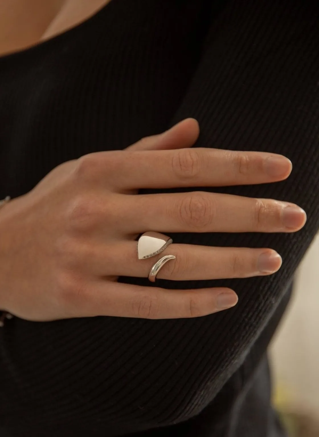Anillos De Diseño | Anillos Grandes | LINEARGENT Anillos de diseño estilo oversize con carril de circonitas