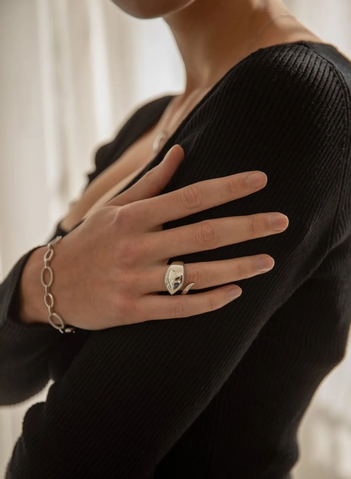 Anillos De Diseño | Anillos Grandes | LINEARGENT Anillos de diseño estilo oversize con carril de circonitas