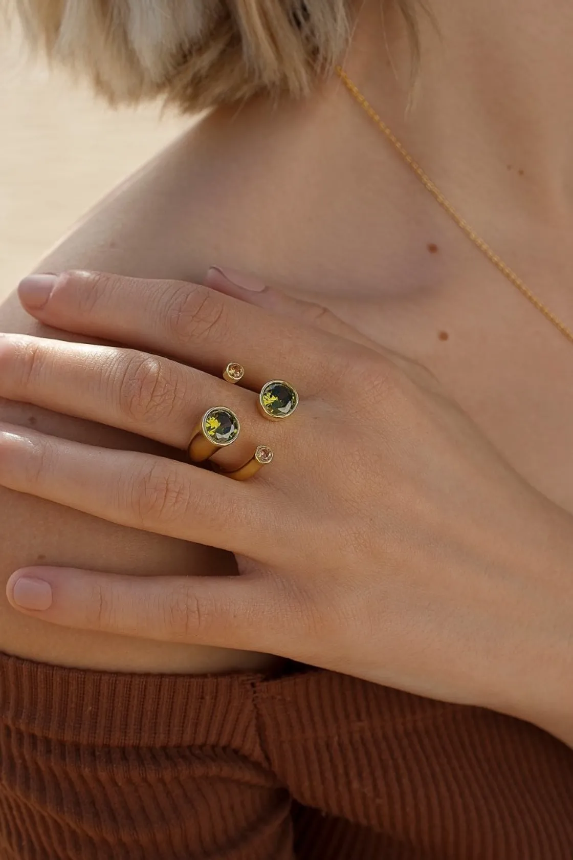 Anillos Dorados | Anillos De Diseño | LINEARGENT Anillos de diseño naturaleza con gemas verdes
