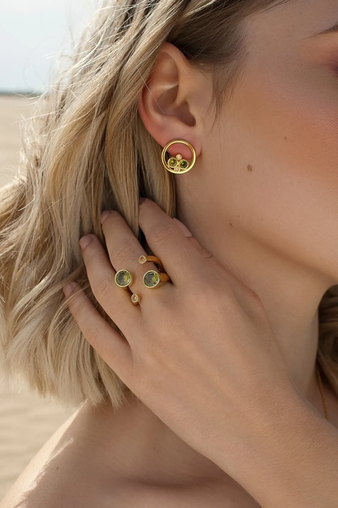 Anillos Dorados | Anillos De Diseño | LINEARGENT Anillos de diseño naturaleza con gemas verdes