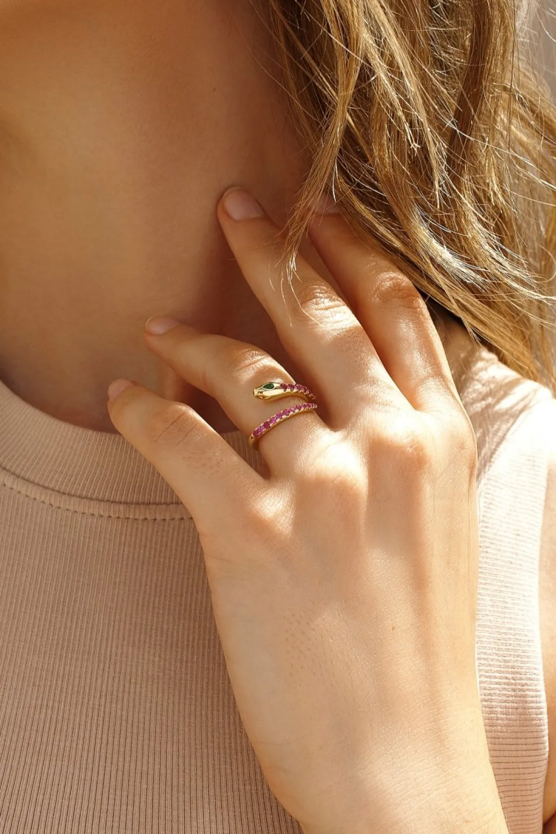 Anillos Dorados | Anillos De Diseño | LINEARGENT Anillos de diseño silueta de serpiente con circonitas púrpura