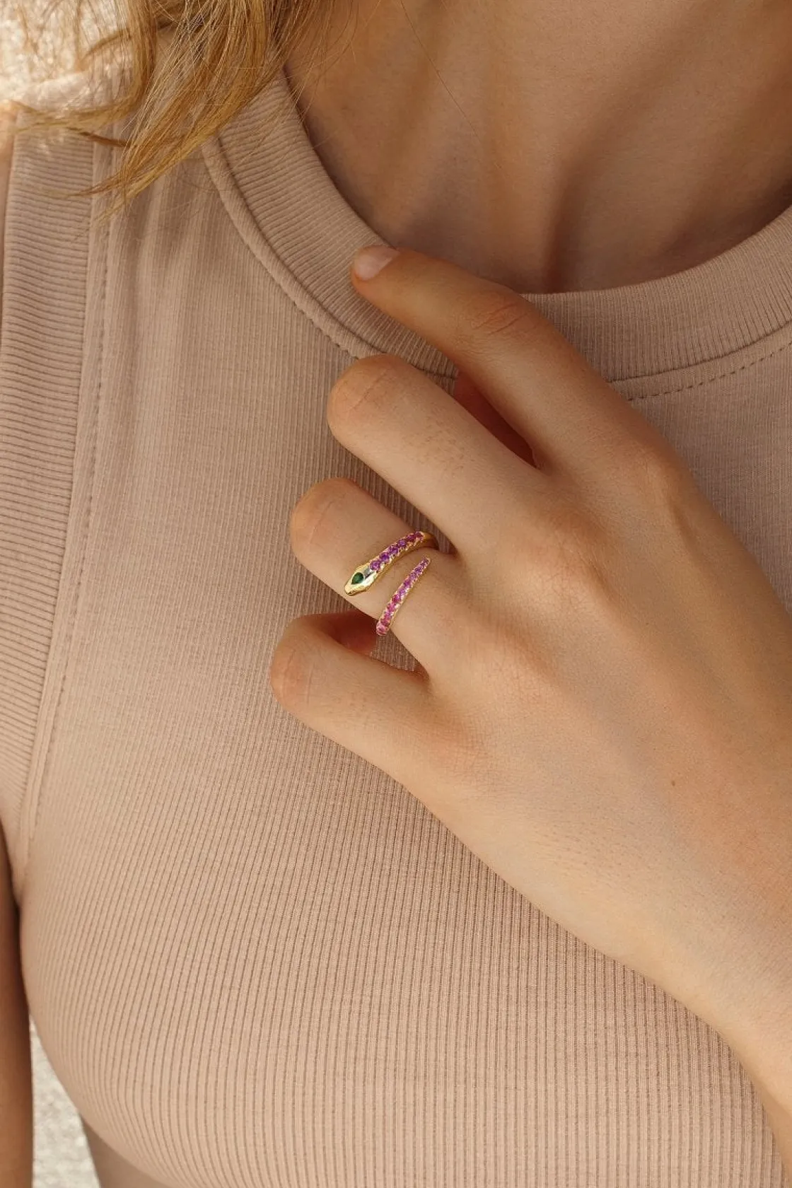 Anillos Dorados | Anillos De Diseño | LINEARGENT Anillos de diseño silueta de serpiente con circonitas púrpura
