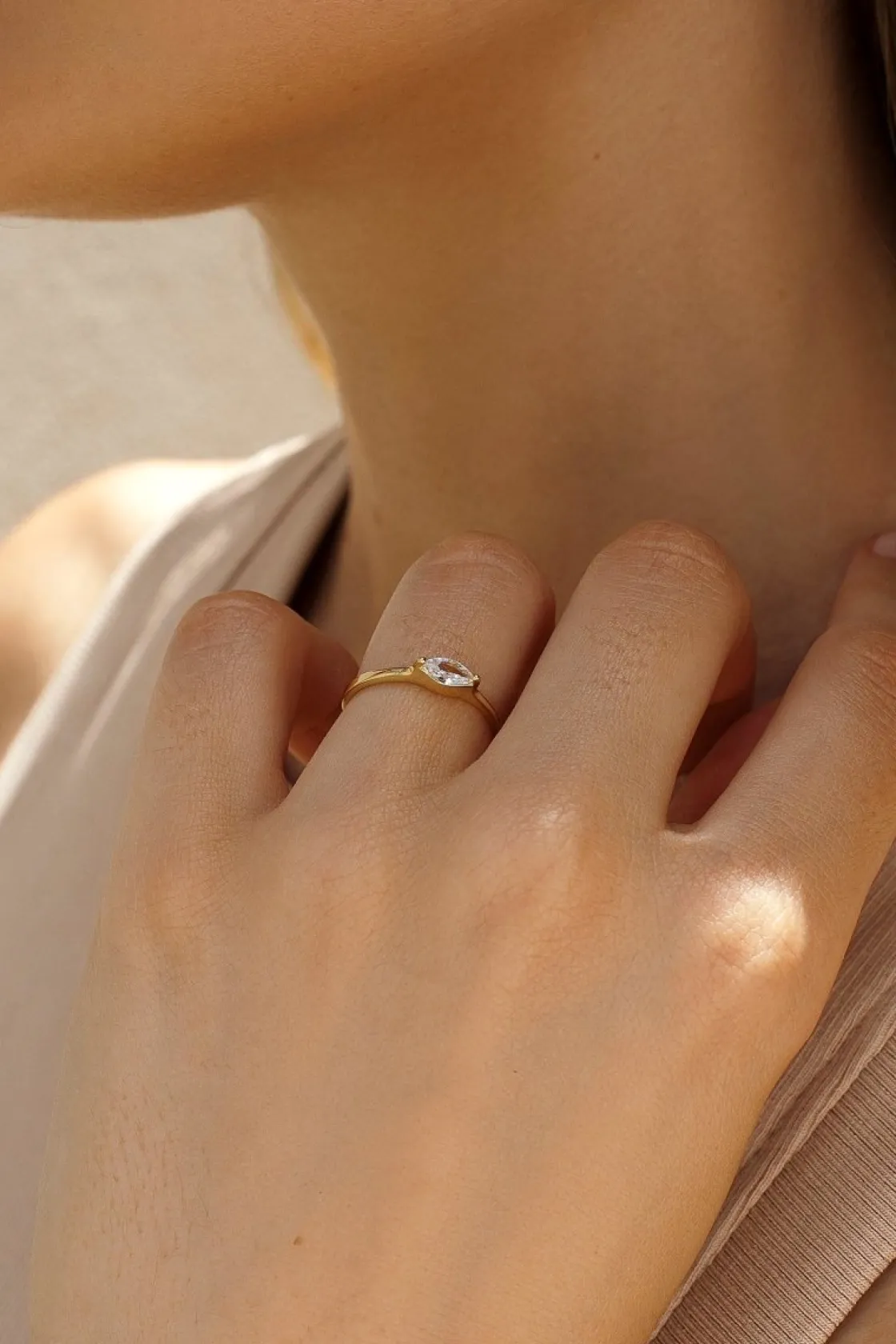 Anillos Dorados | Anillos Pequeños | LINEARGENT Anillos finos de cuarzo adamantino talla marquesa